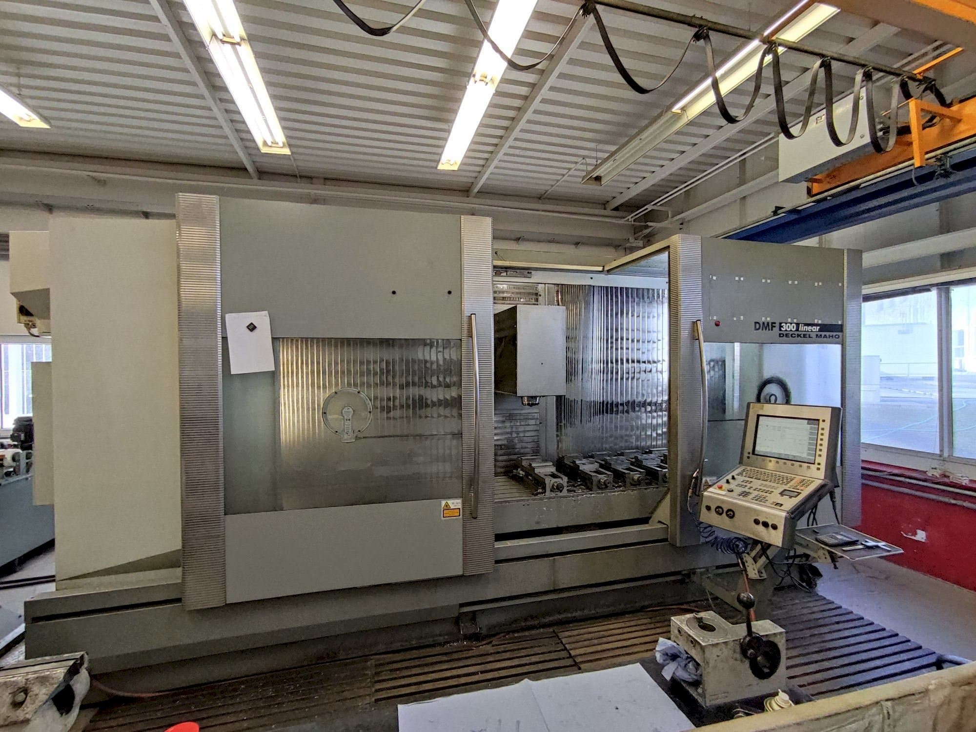 A DECKEL MAHO DMF 300 linear  gép elölnézete