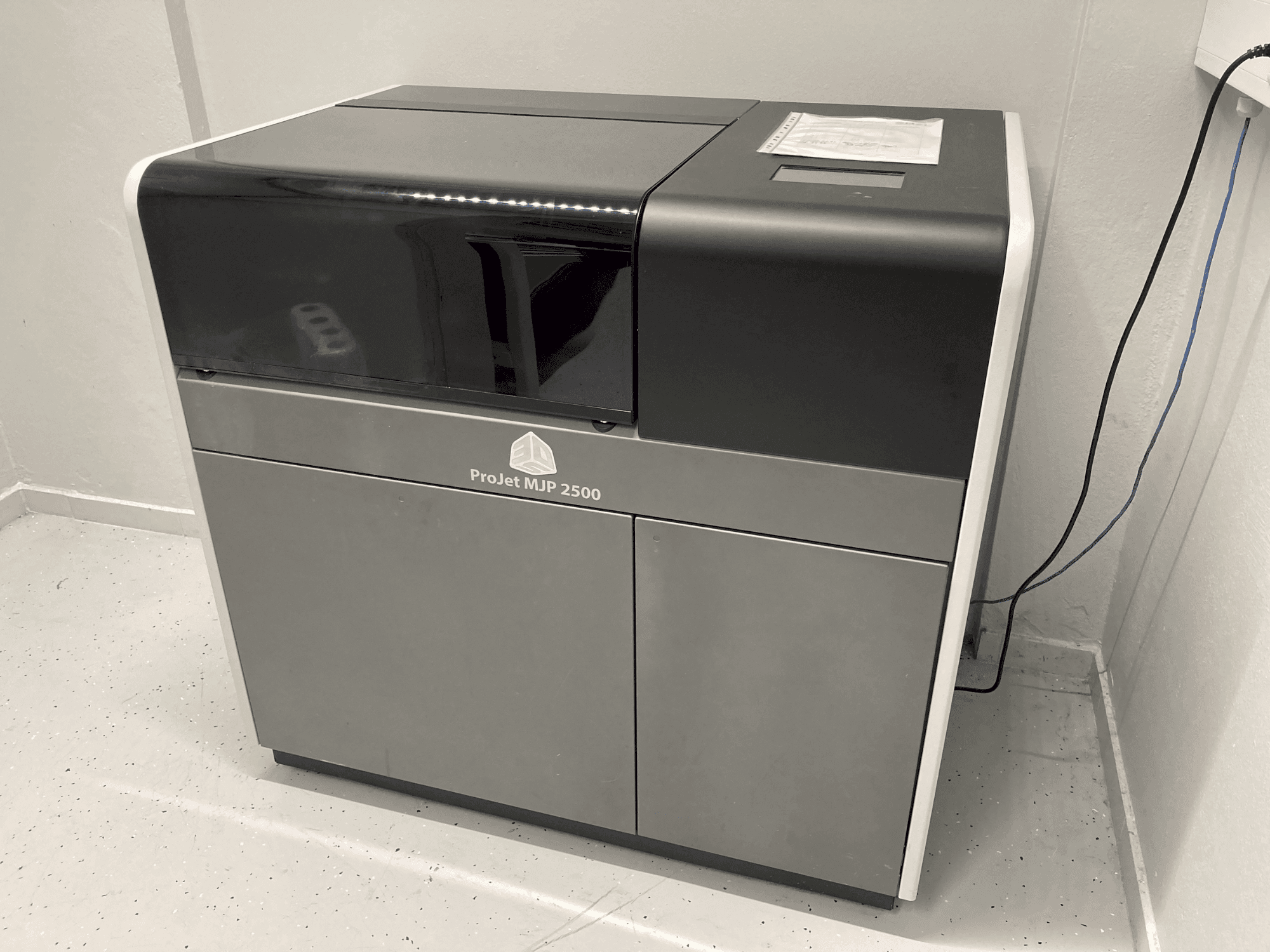 A 3DSYSTEMS Projet 2500 Plus  gép elölnézete