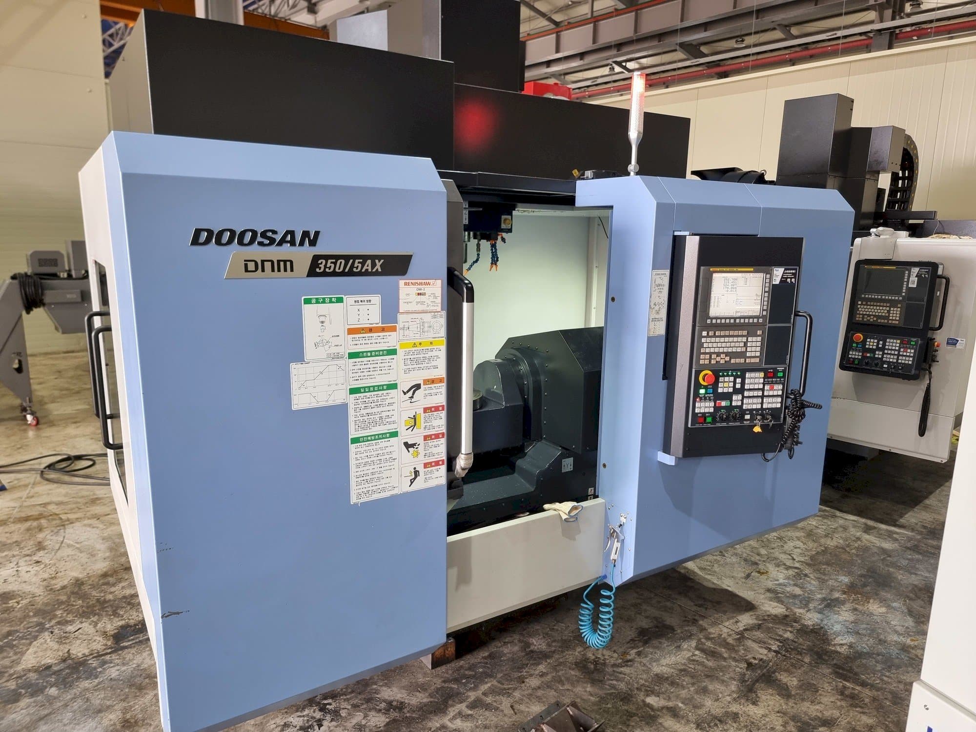 A Doosan DNM350/5AX  gép elölnézete