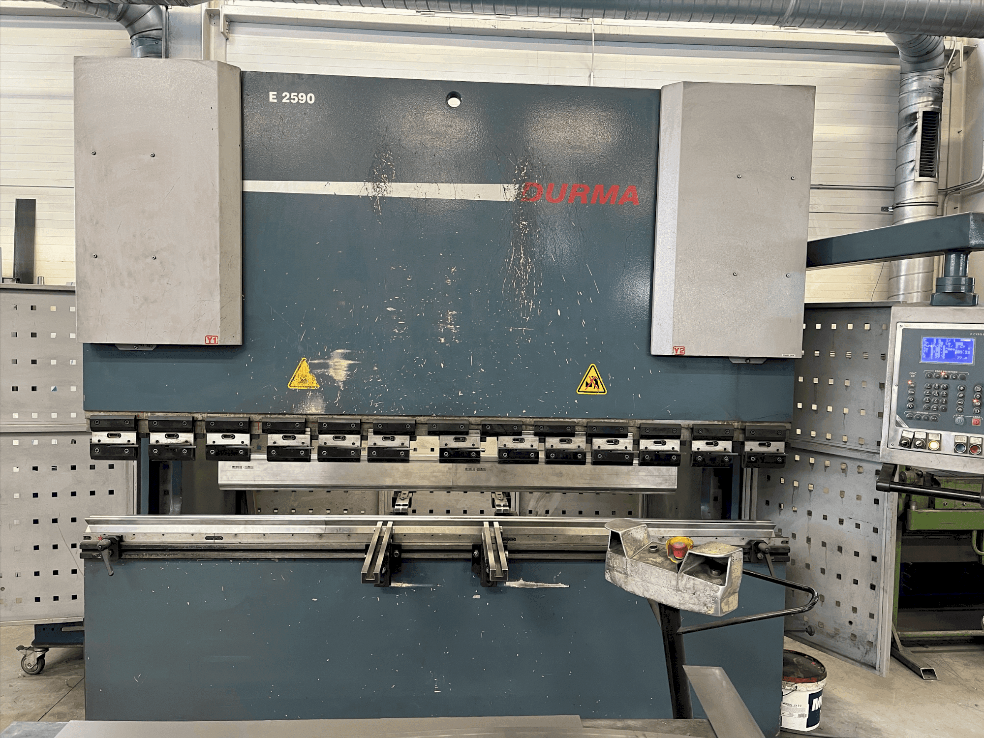 A Durma E 2590  gép elölnézete