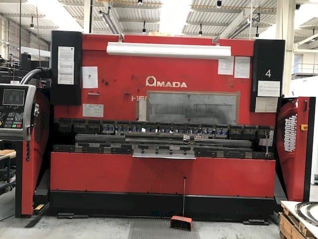 A AMADA HFE 100-3  gép elölnézete