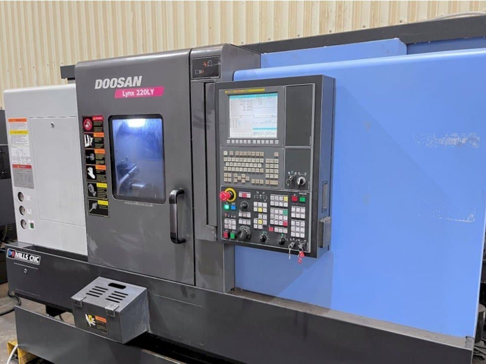 A Doosan Lynx 220LYC  gép elölnézete