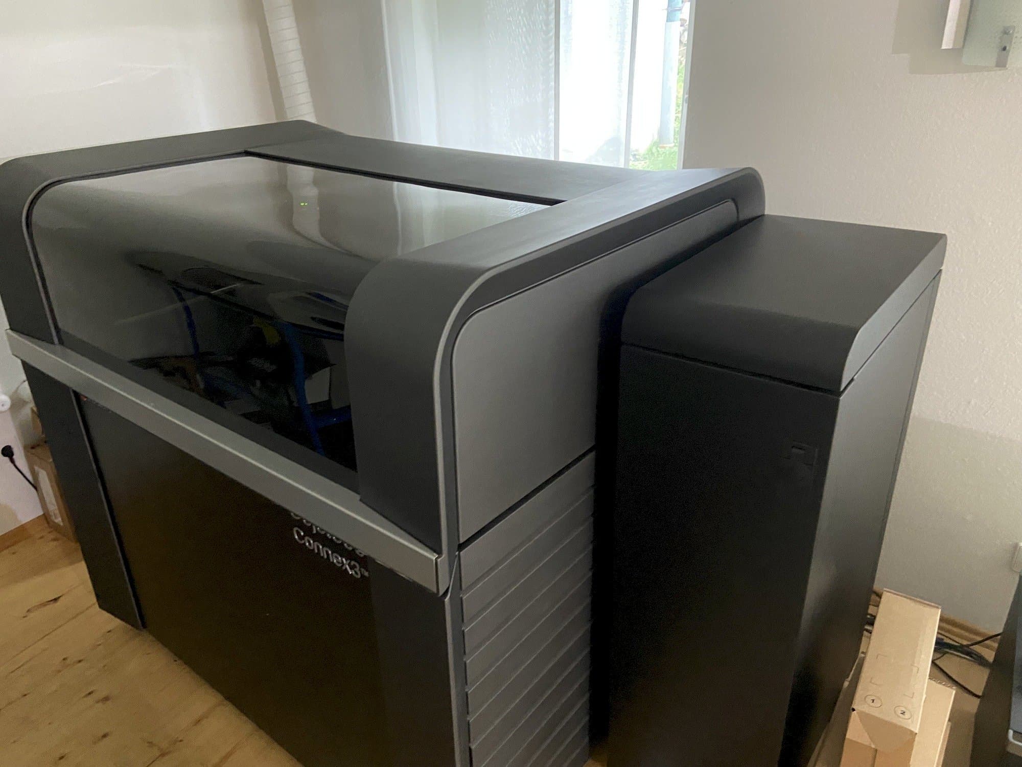 A Stratasys Objet500 Connex3  gép elölnézete