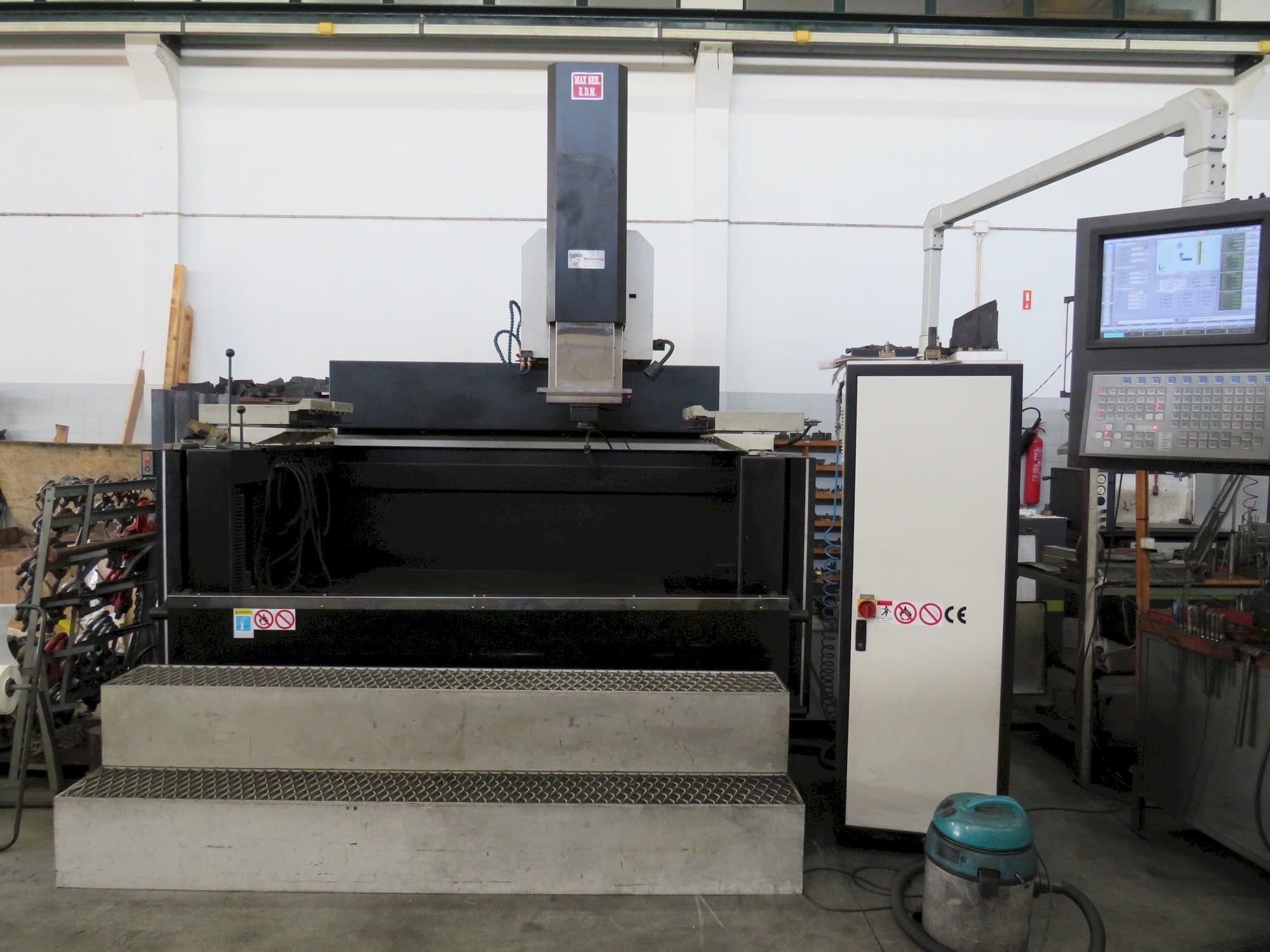 A MAXSEE INDUSTRY CNC P66 100A  gép elölnézete