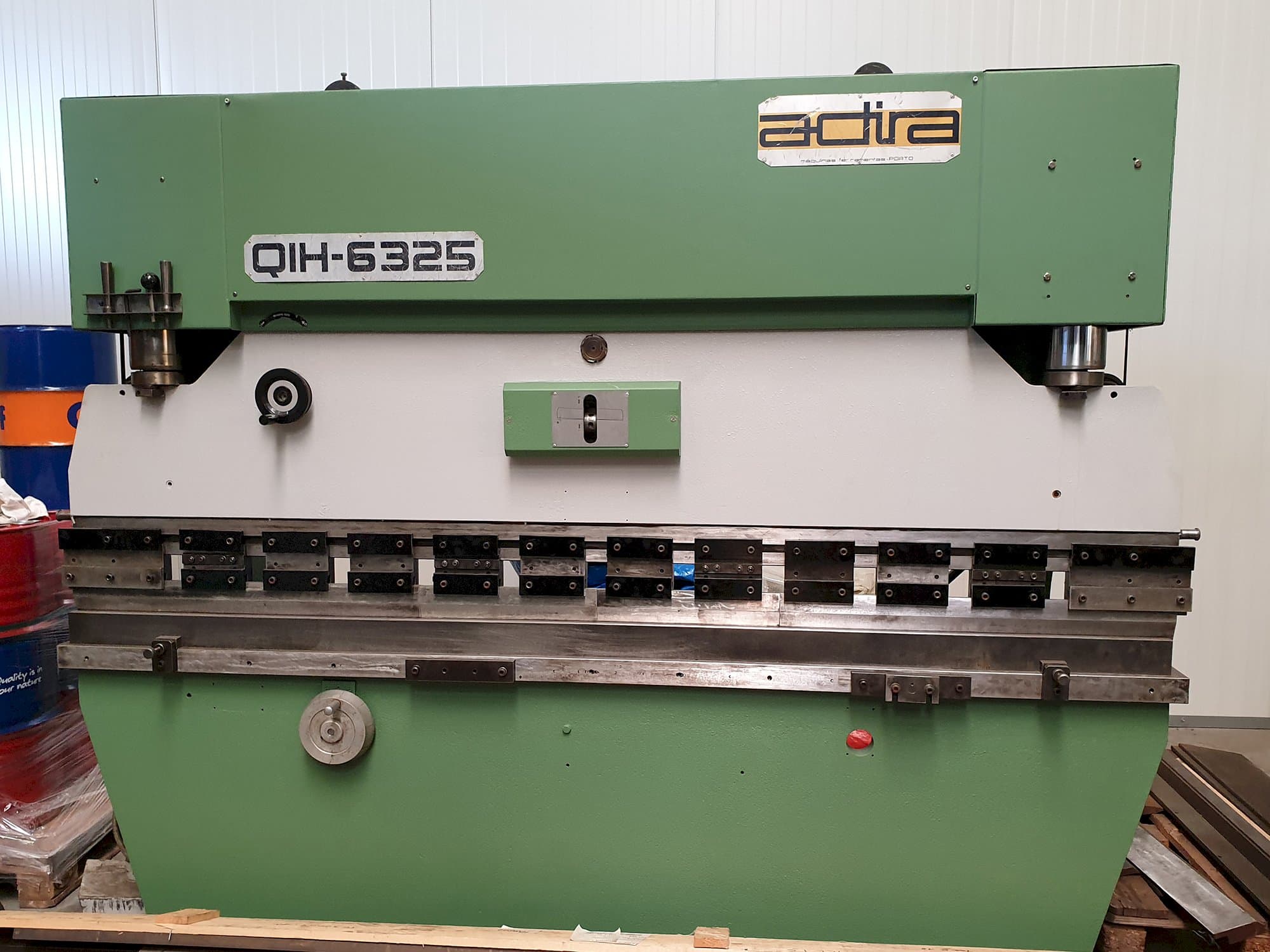 A ADIRA QIH 6325  gép elölnézete