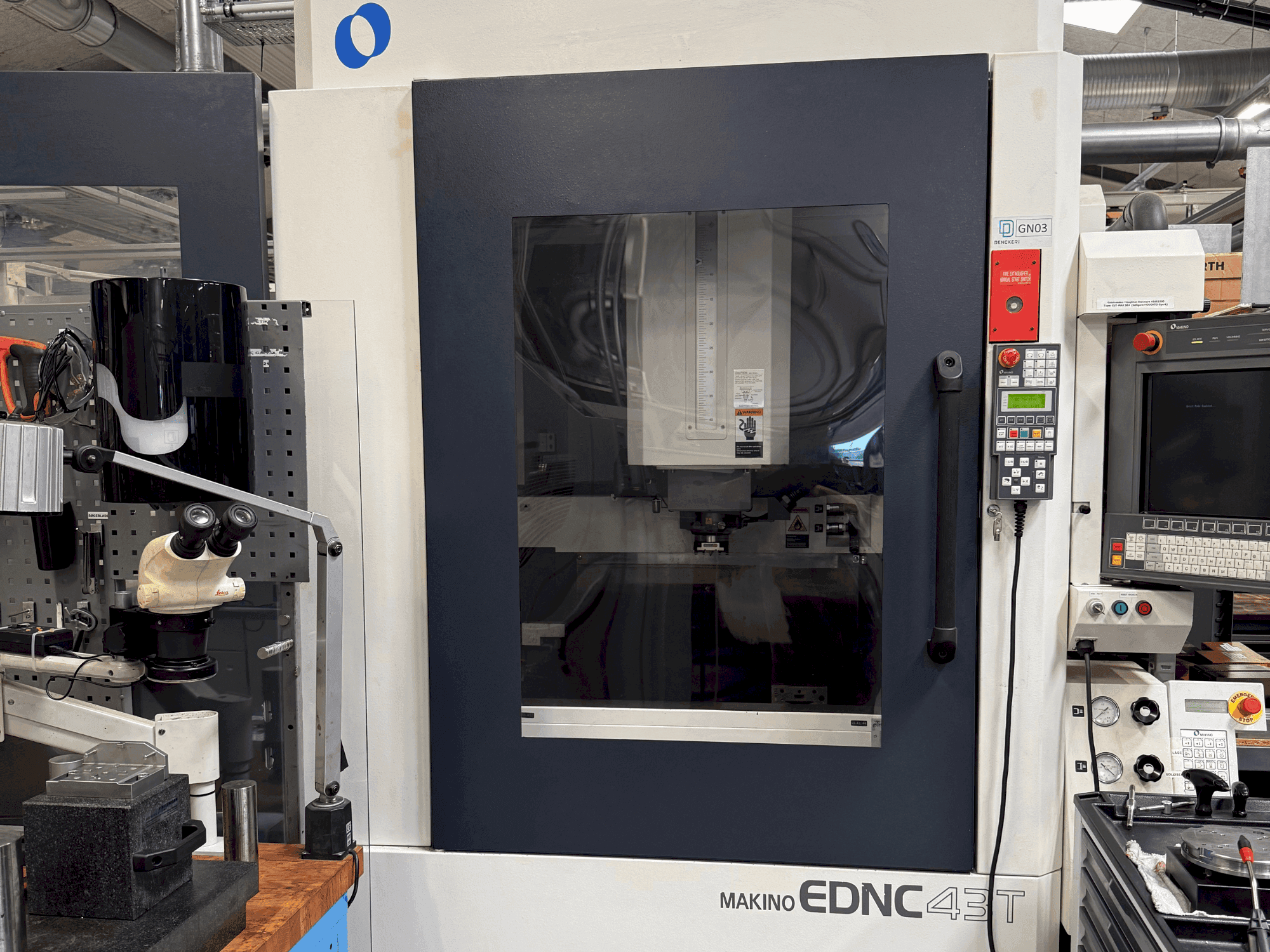 A Makino EDNC 43T incl. Erowa Robot 120 pcs  gép elölnézete