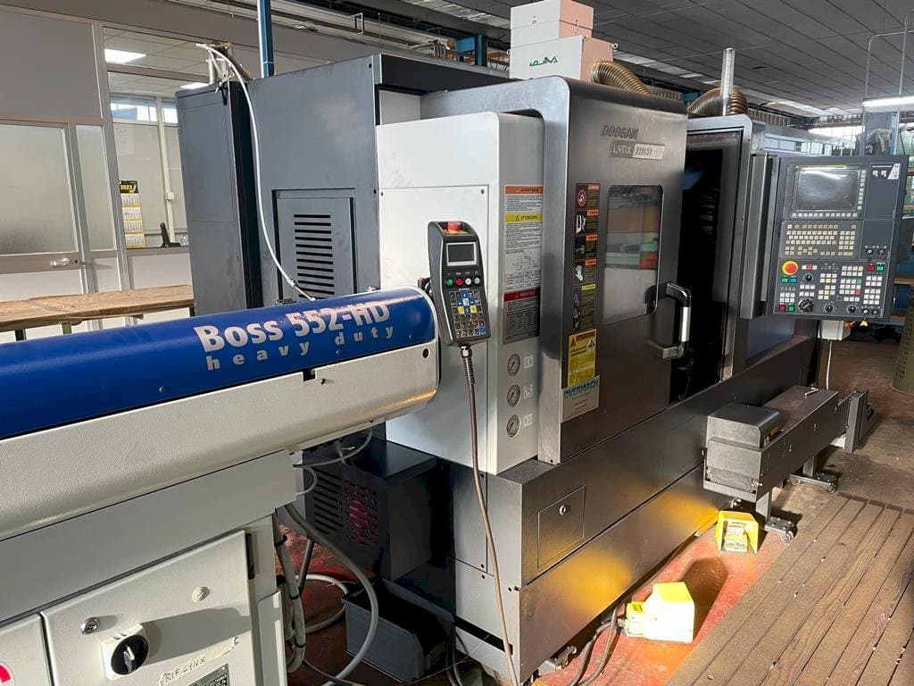 A Doosan LYNX 220LSY  gép elölnézete