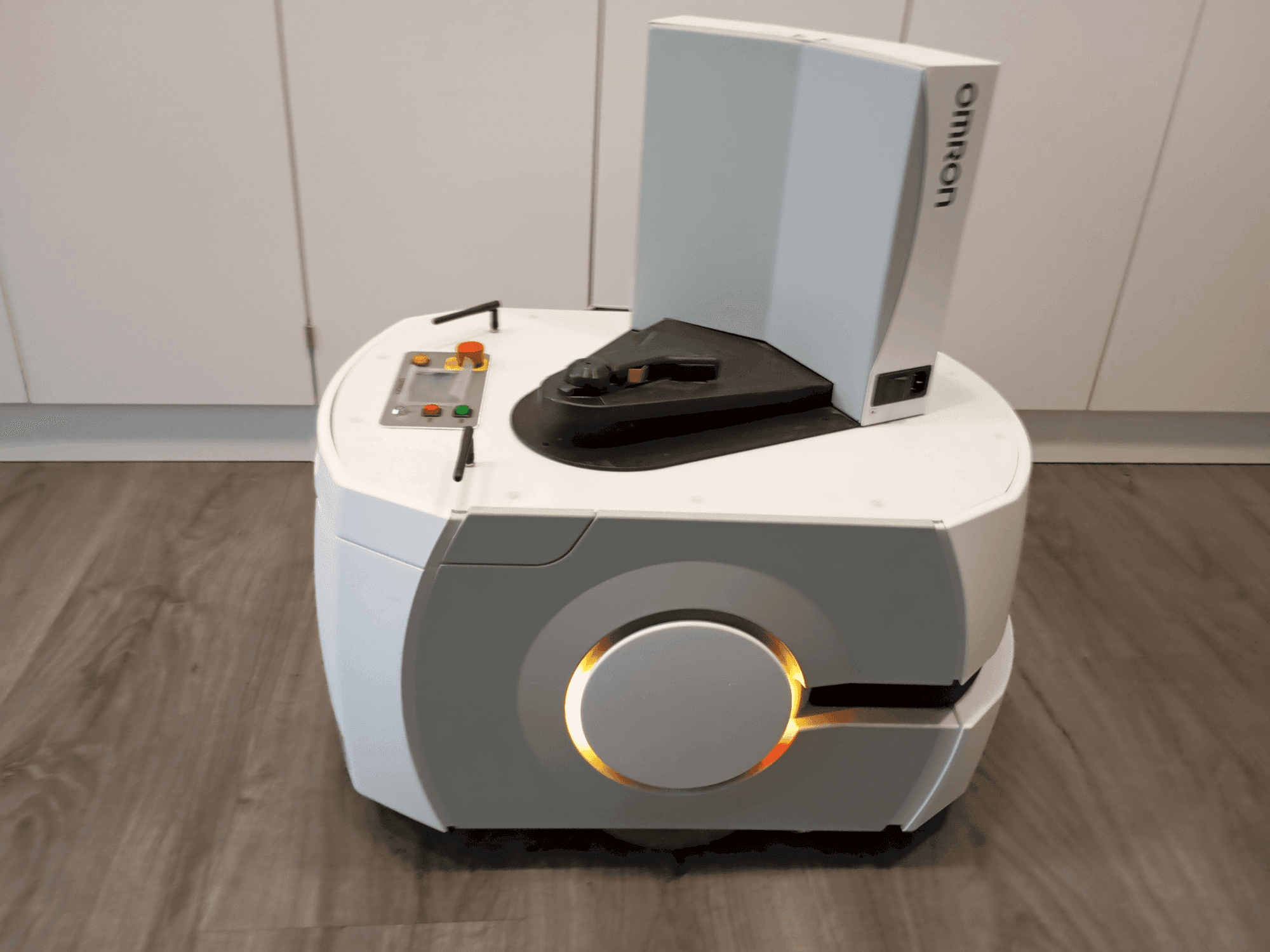 A OMRON LD90  gép elölnézete