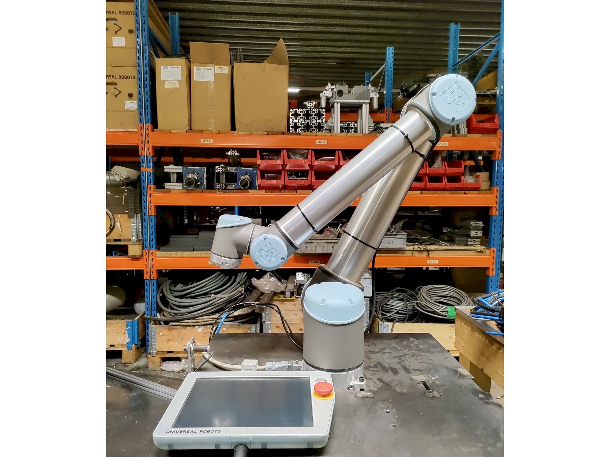 A Universal Robots UR10  gép elölnézete