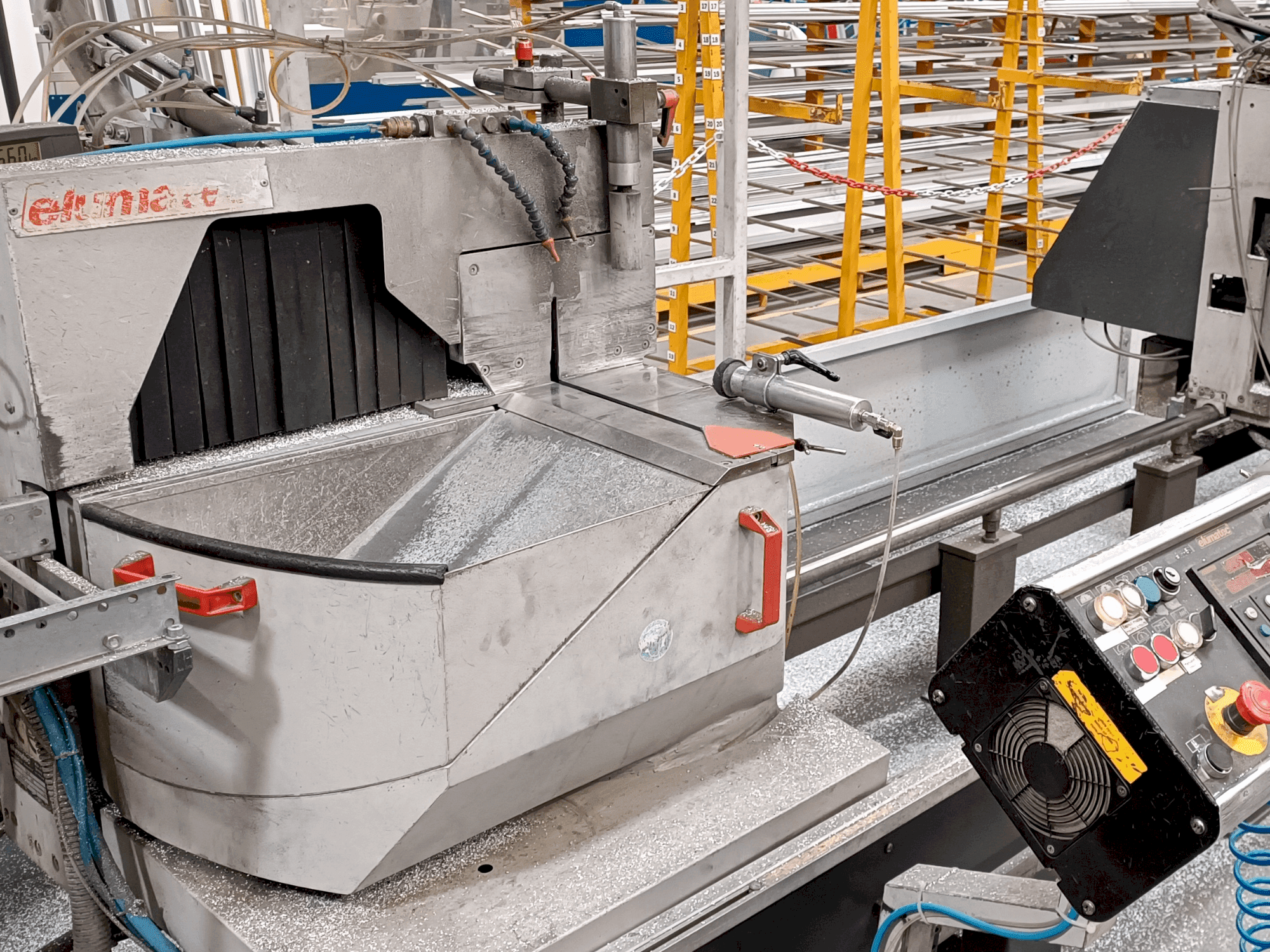 A Elumatec DG 104/02 E255  gép elölnézete