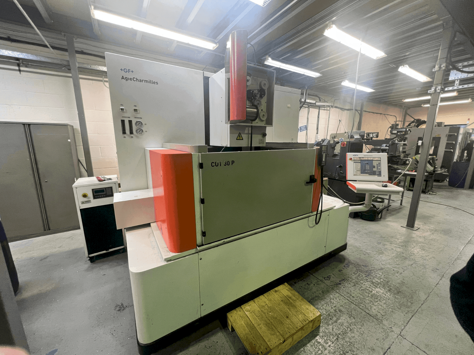 A AgieCharmilles CUT 30P  gép elölnézete