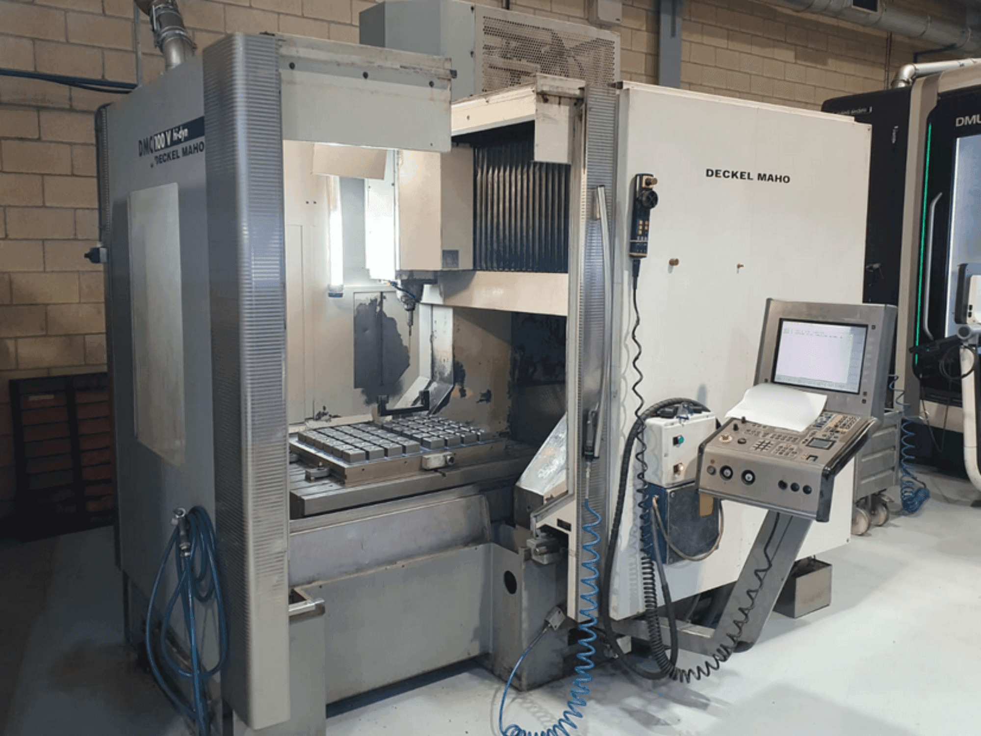 A DECKEL MAHO DMC 100V hi-dyn  gép elölnézete