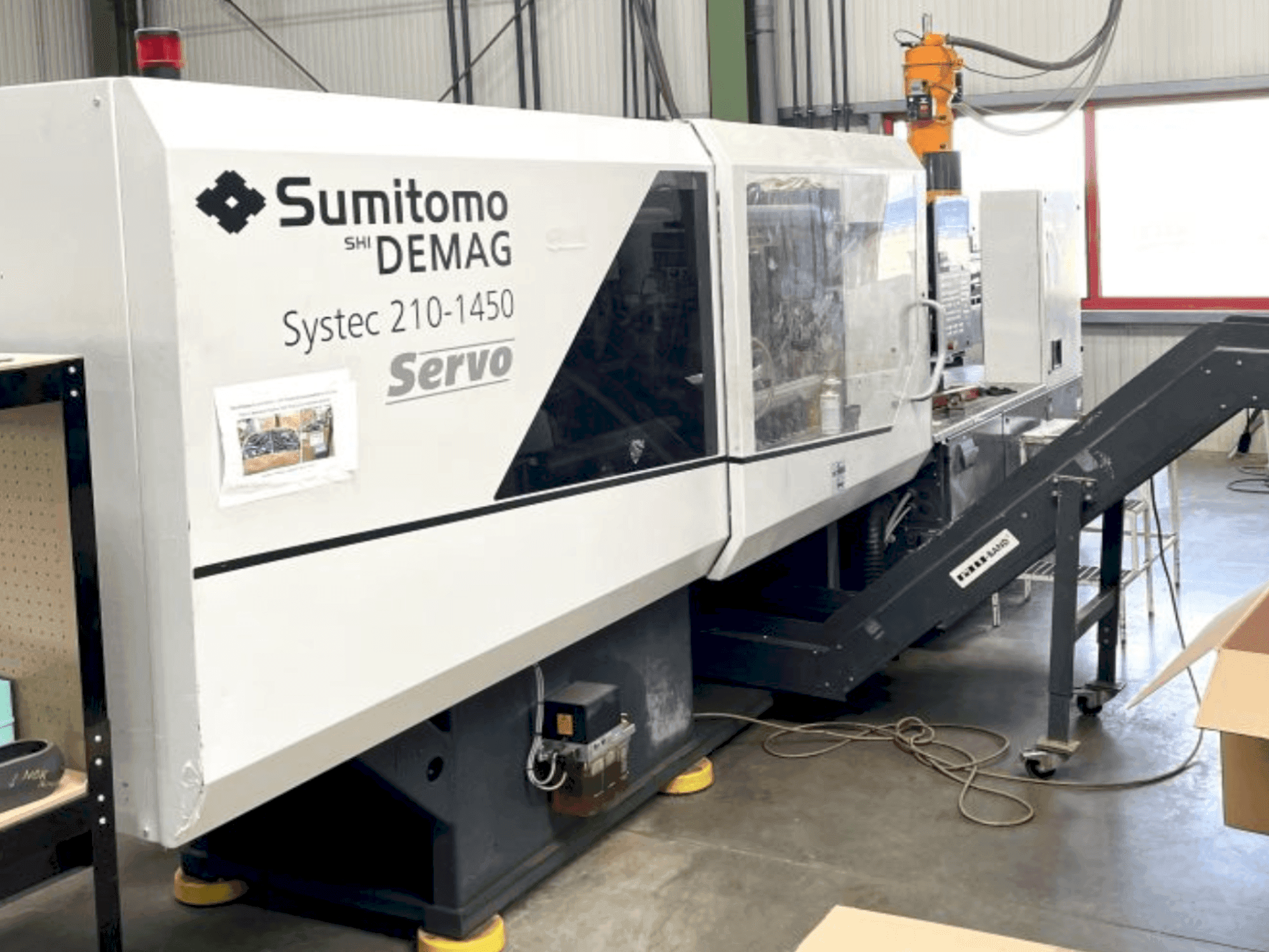A DEMAG System 210-1450  gép elölnézete