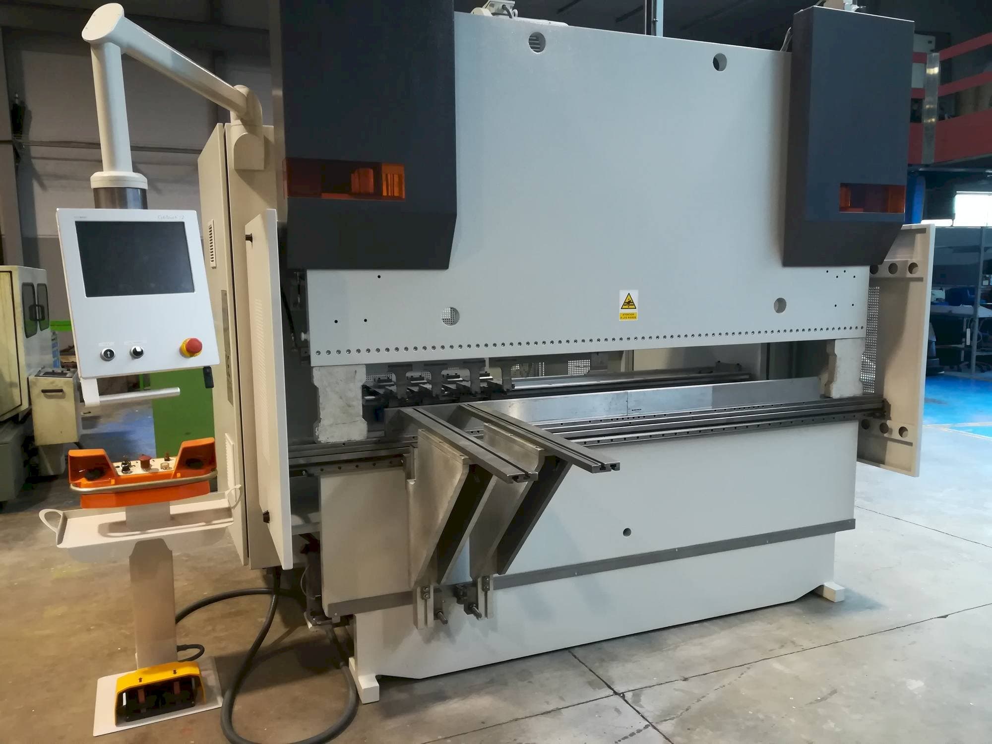A LVD LVD PPEB 80/25 CAD-CNC  gép elölnézete