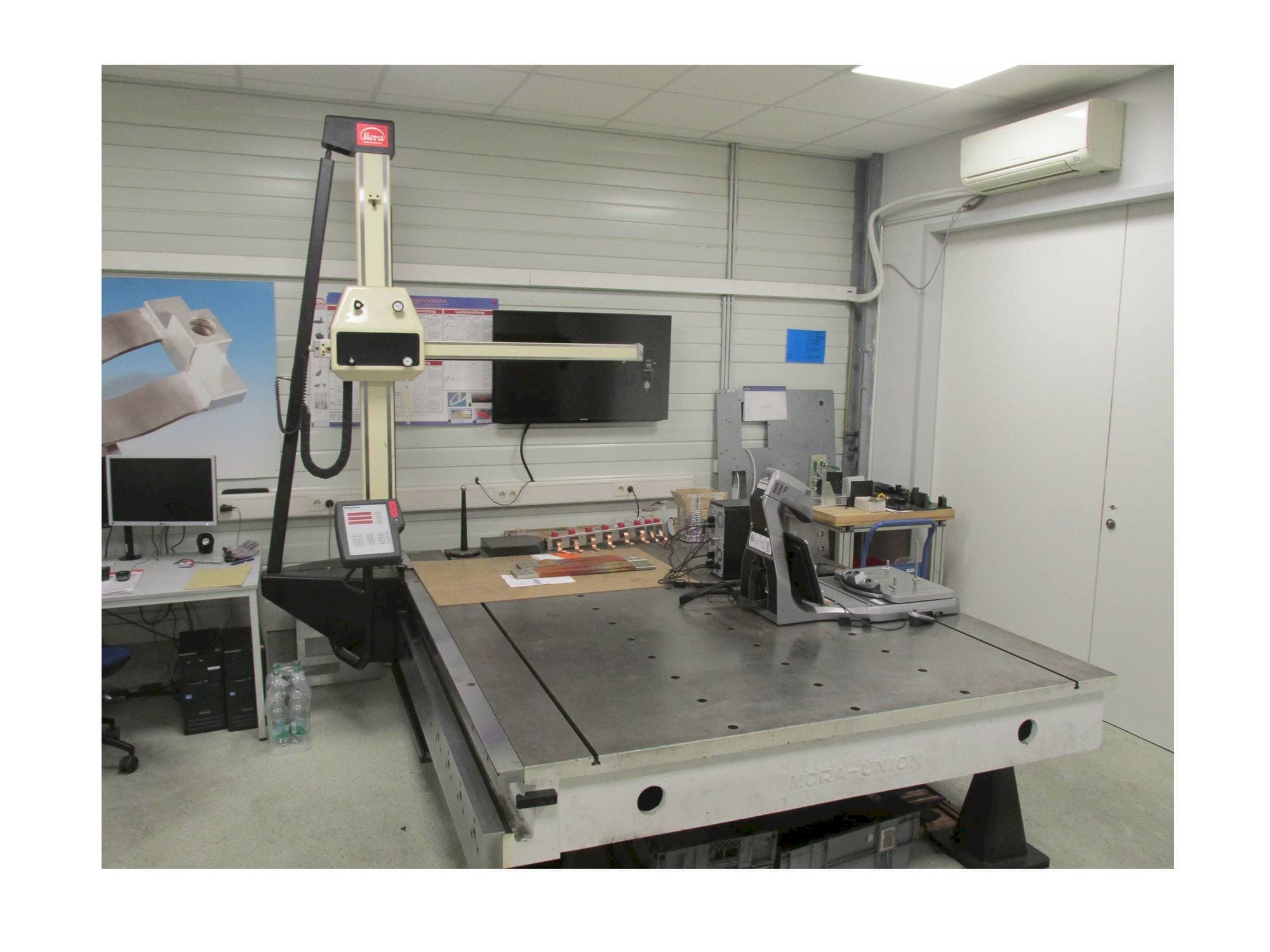 A Mora Console Version Assistant  gép elölnézete