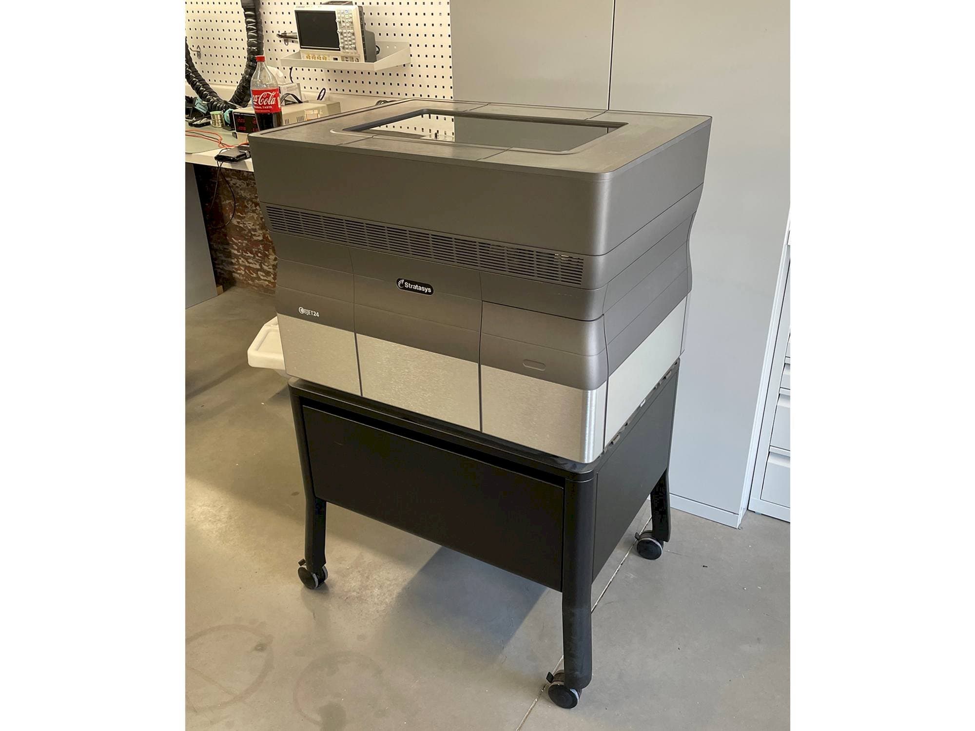 A Stratasys Objet24  gép elölnézete