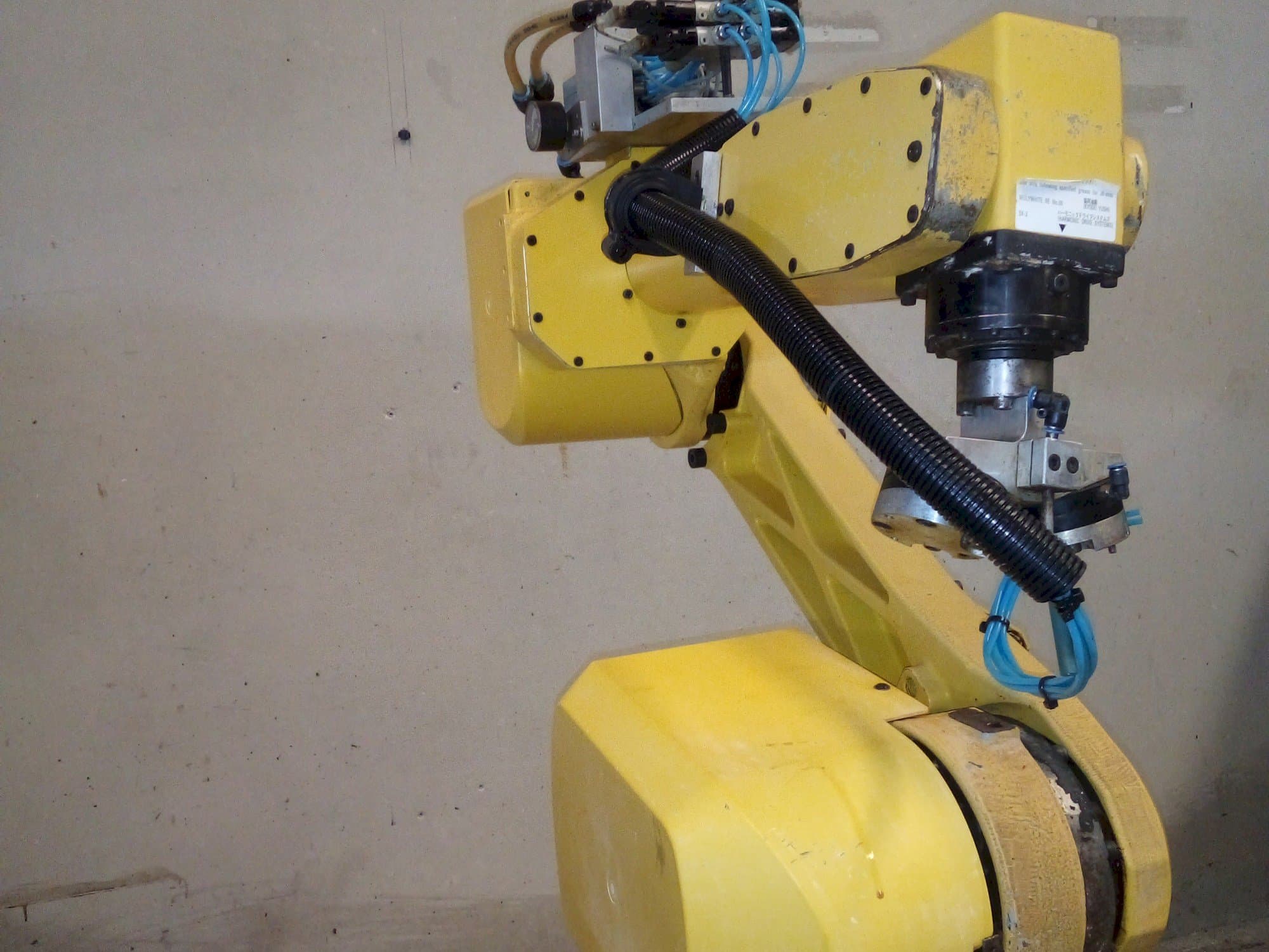 A FANUC M-6iB  gép elölnézete