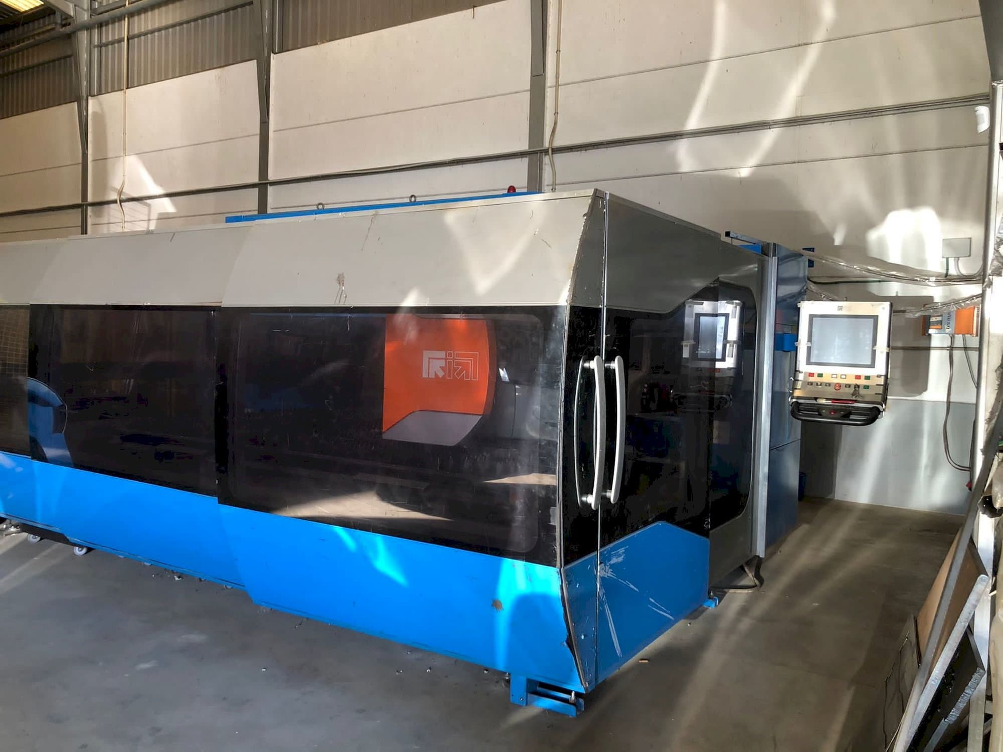 A Prima Power Zaphiro  gép elölnézete