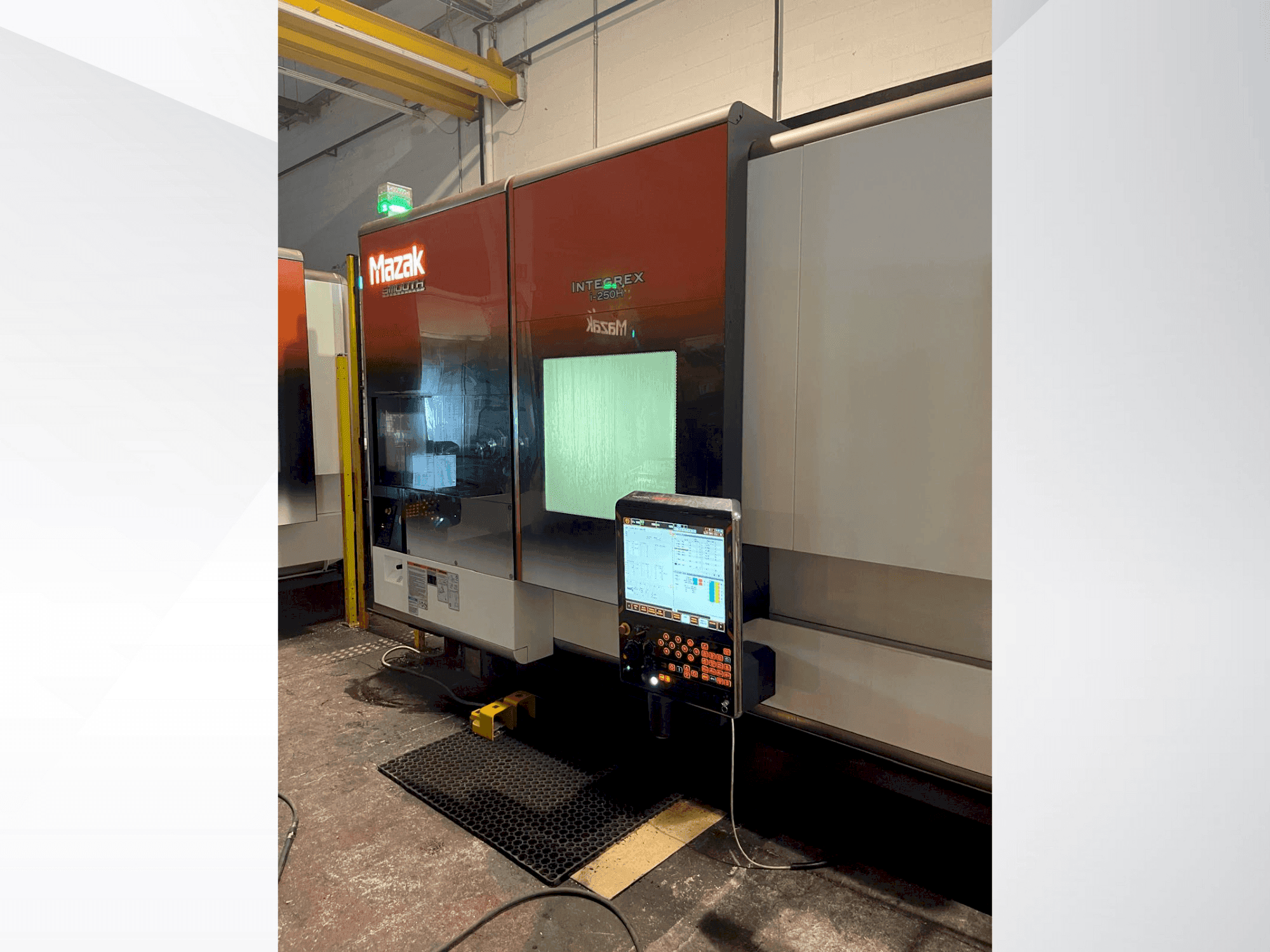 A Mazak Integrex i-250H  gép elölnézete