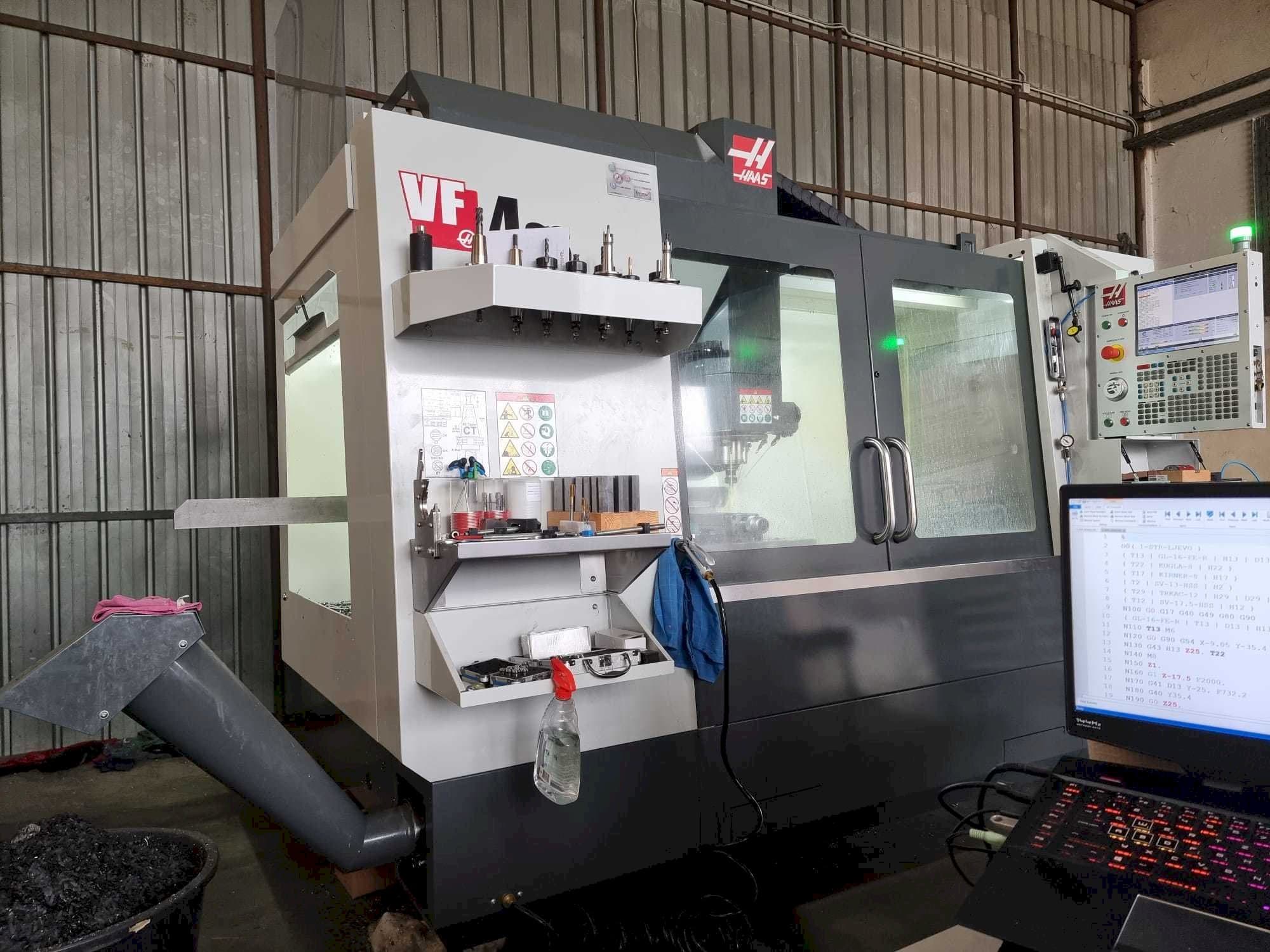 A HAAS VF4SS  gép elölnézete