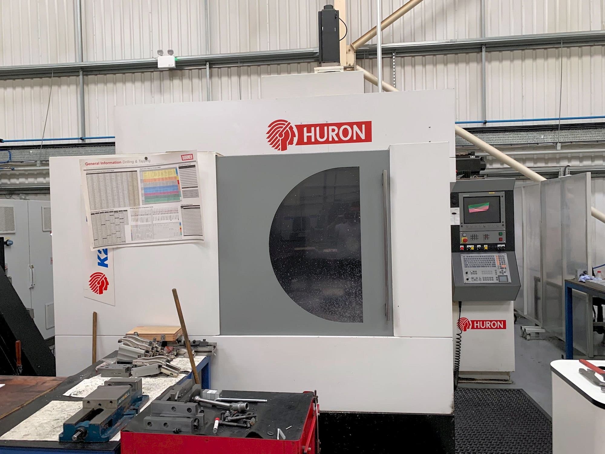 A Hurco K2X 10  gép elölnézete