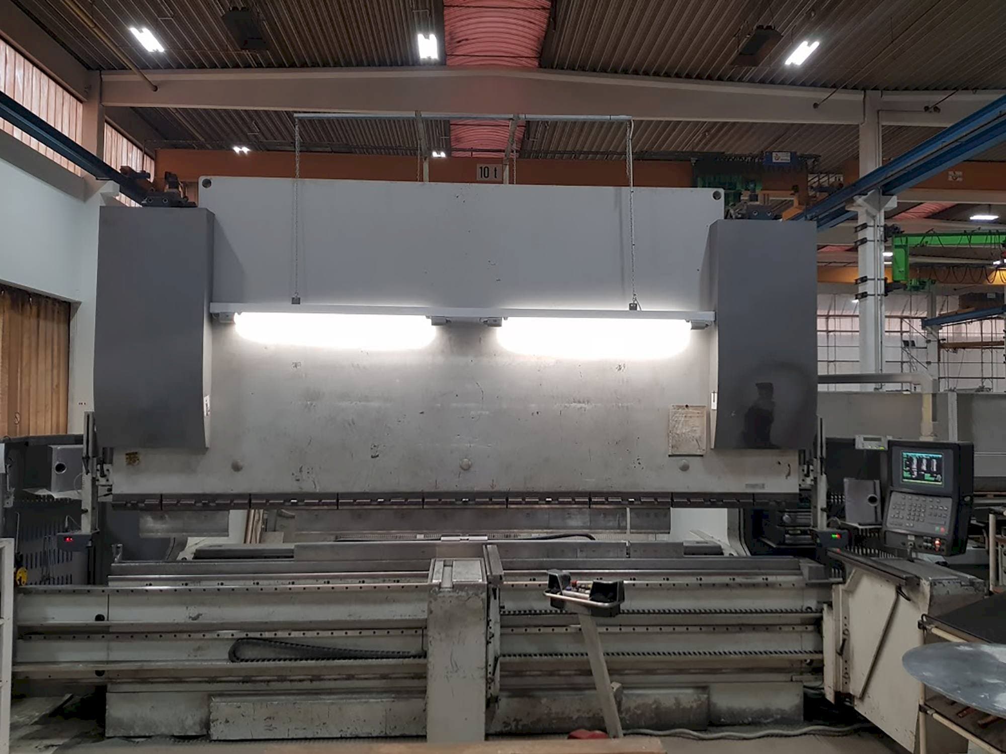 A EHT Multipress 300-40  gép elölnézete