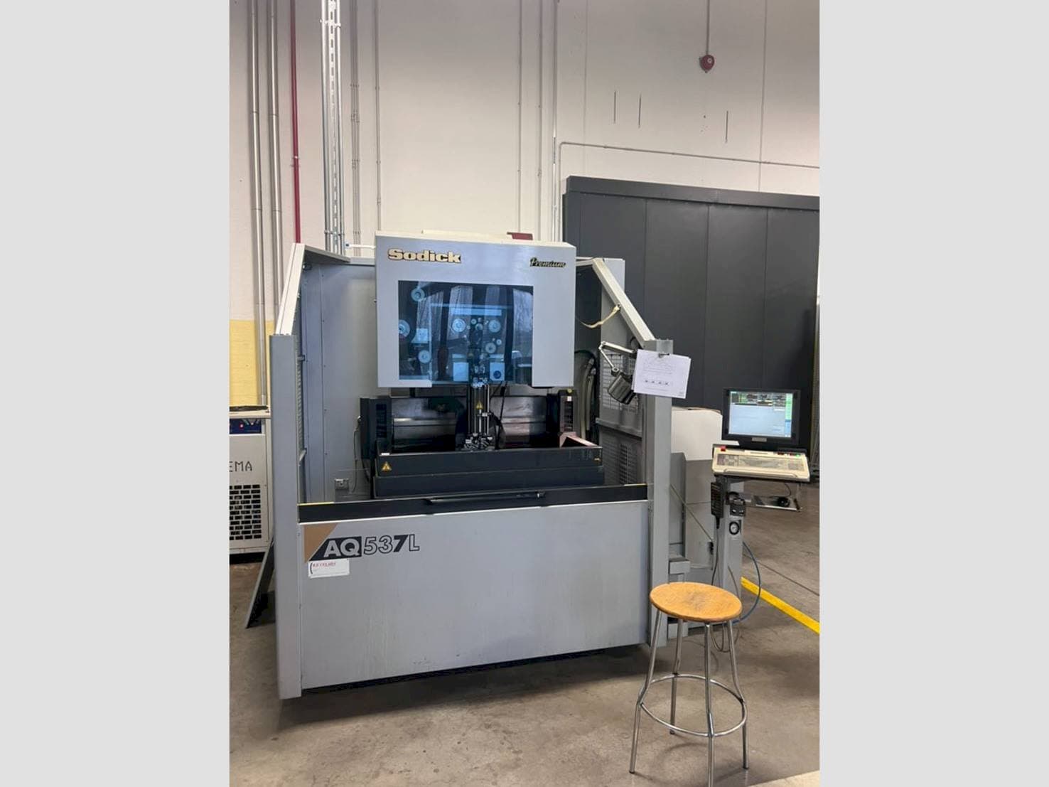 A Sodick AQ537L  gép elölnézete