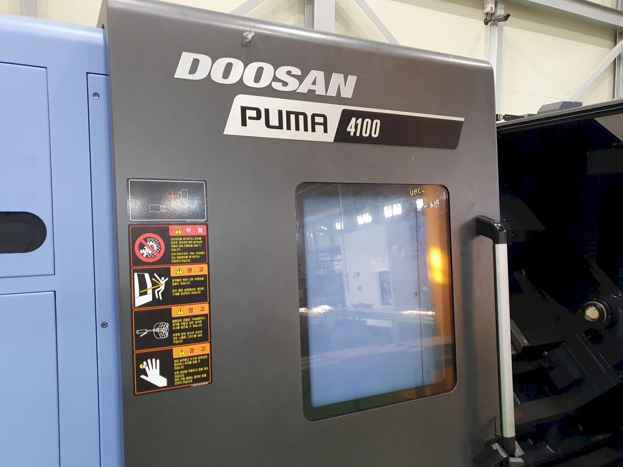 A Doosan PUMA 4100B  gép elölnézete