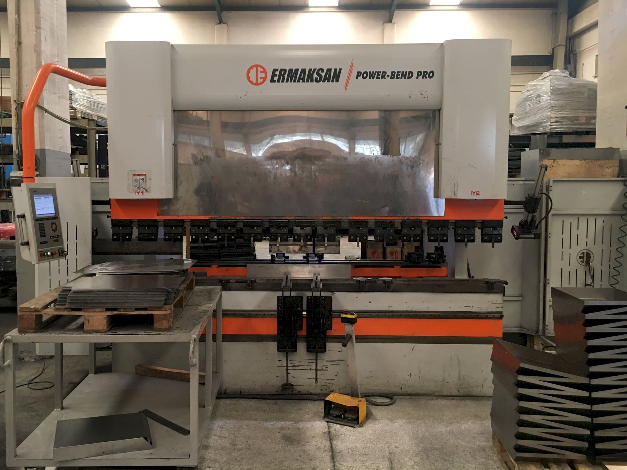 A ERMAKSAN POWER-BEND PRO 3100x220  gép elölnézete