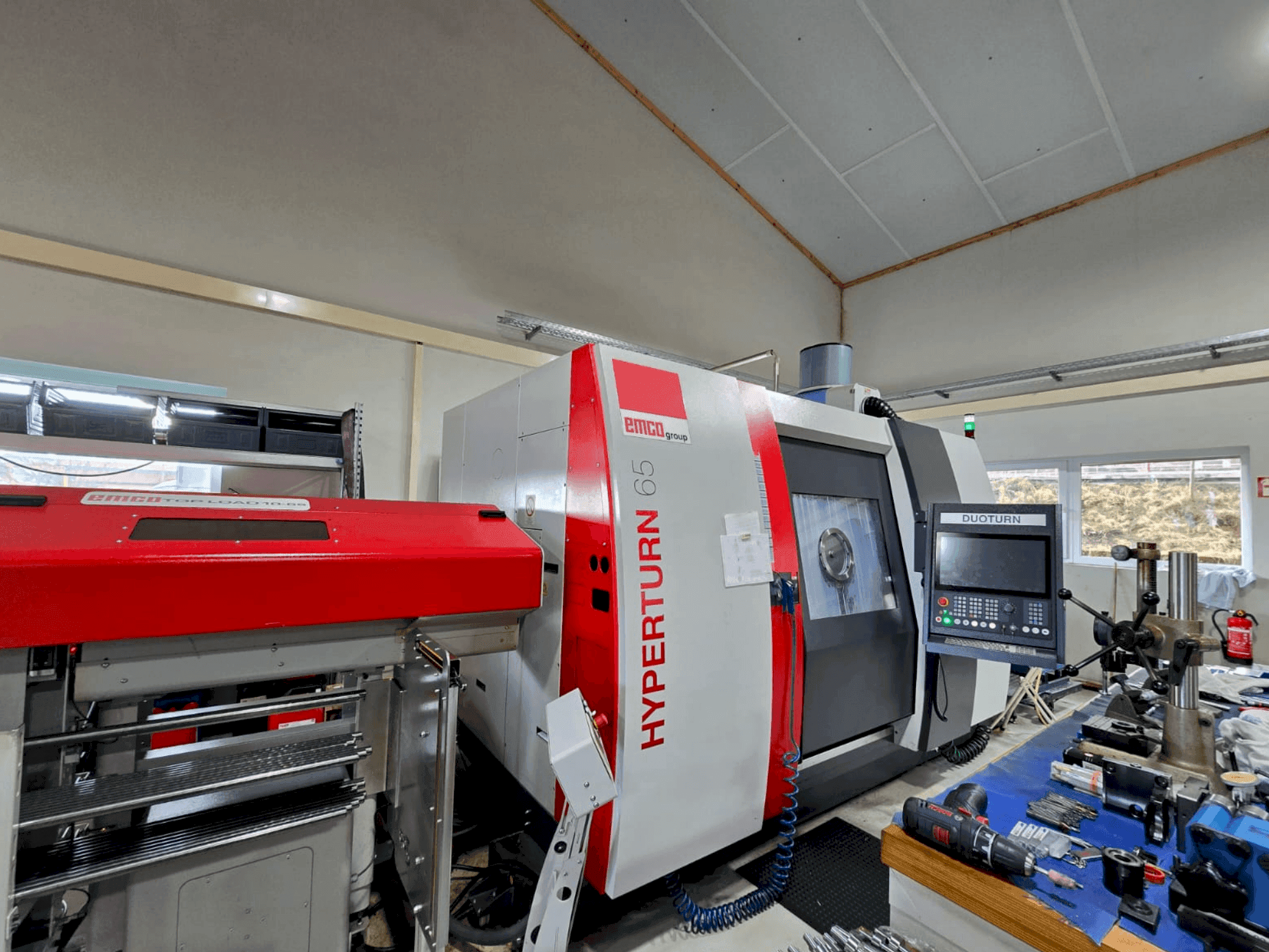 A EMCO HYPERTURN 65-1300 DUOTURN  gép elölnézete