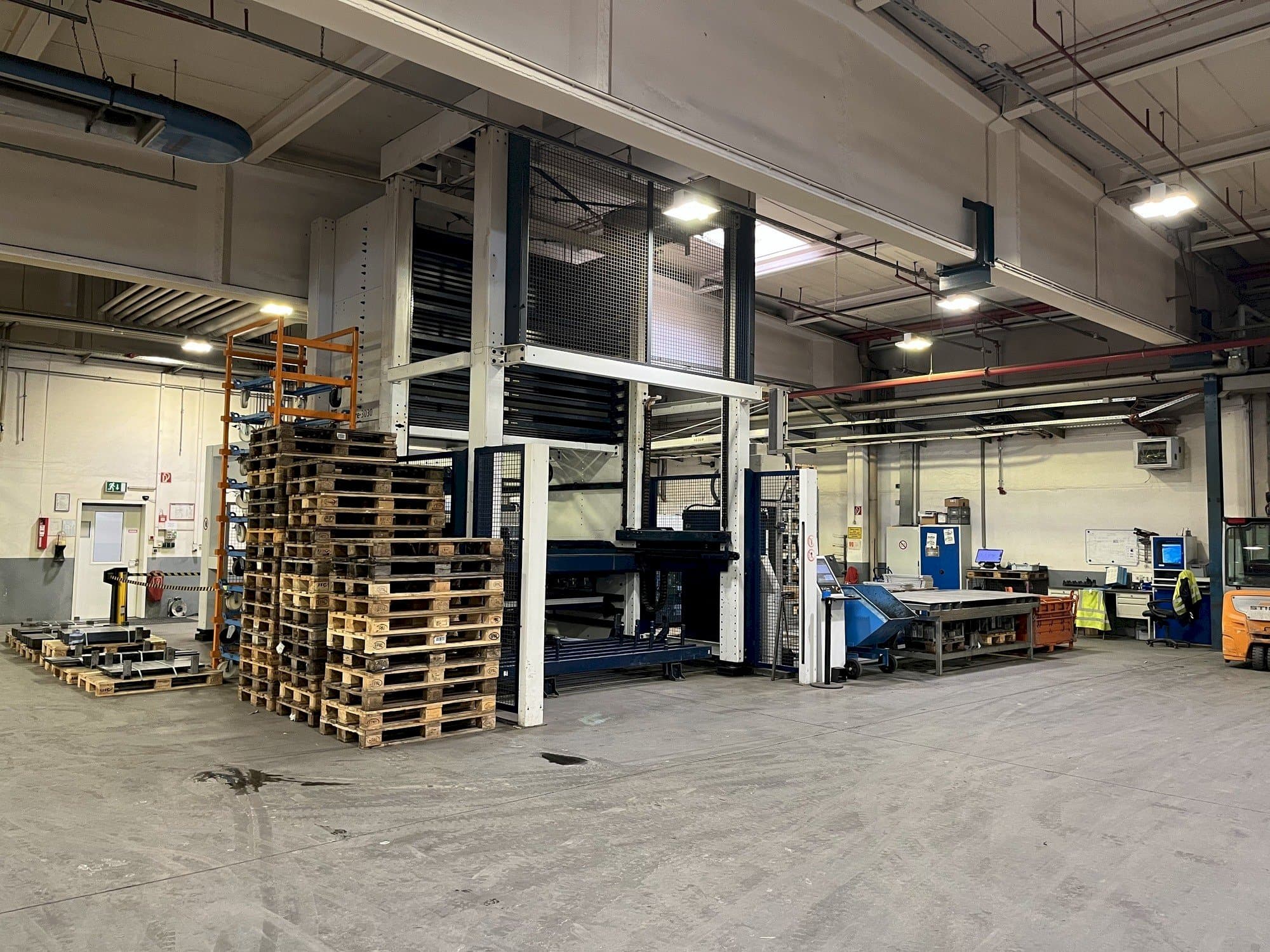 A TRUMPF TruLaser 3030 L20 / Tru Store 3030  gép elölnézete