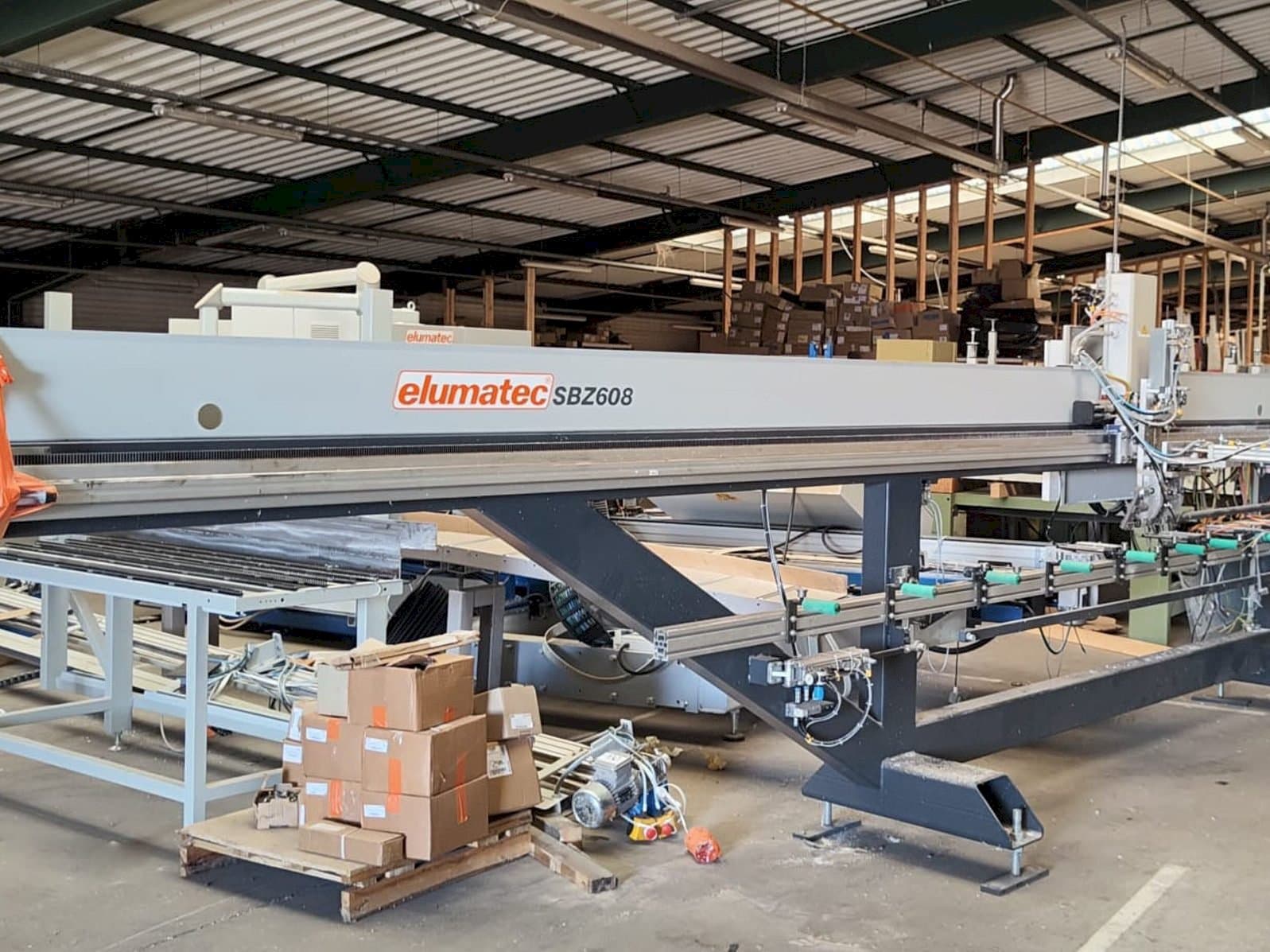 A Elumatec SBZ 608  gép elölnézete