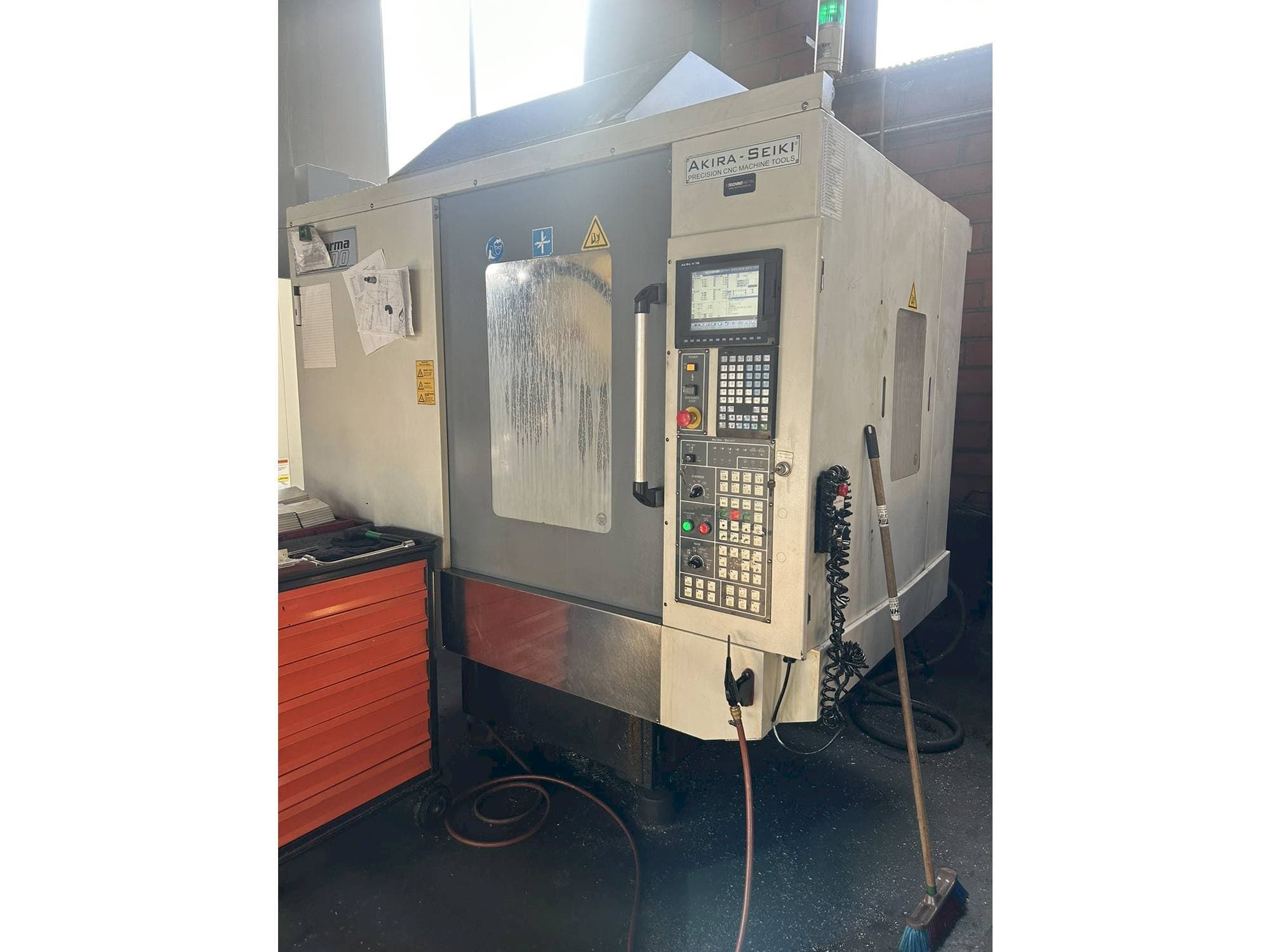 A Akira Seiki PC700  gép elölnézete