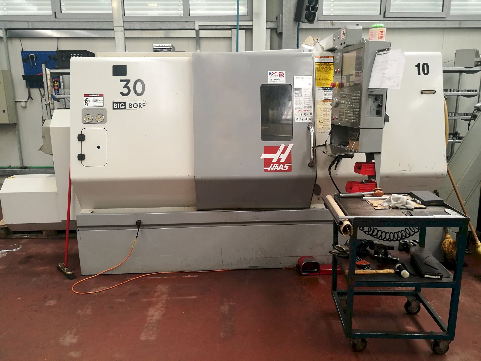 A HAAS SL-30THBE  gép elölnézete
