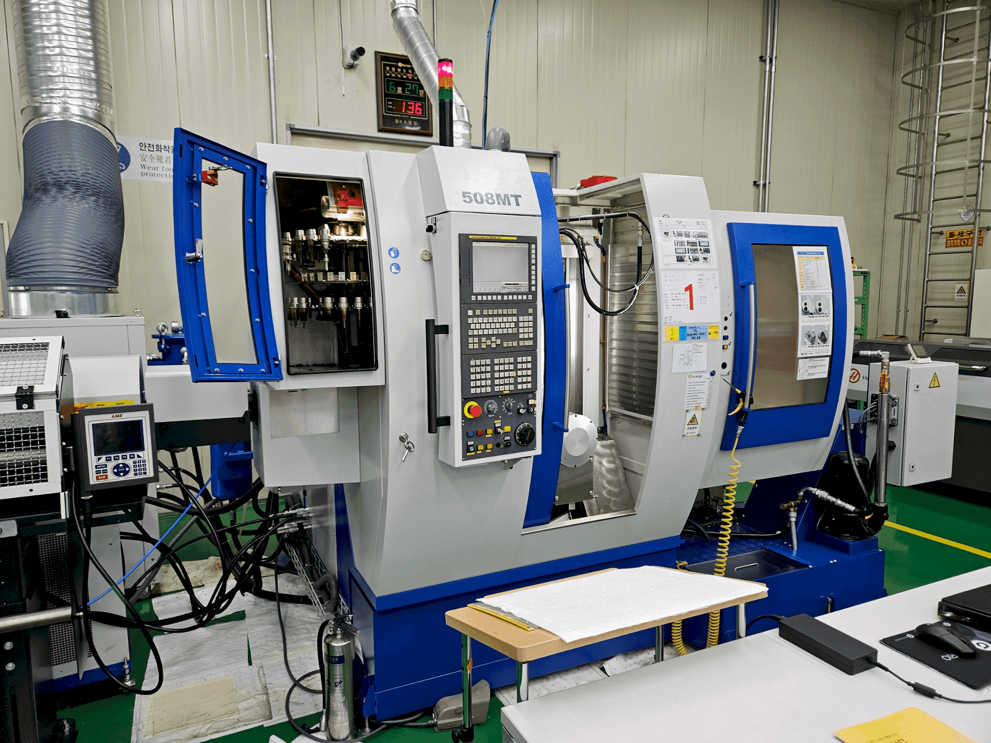 A WILLEMIN-MACODEL 508MT  gép elölnézete