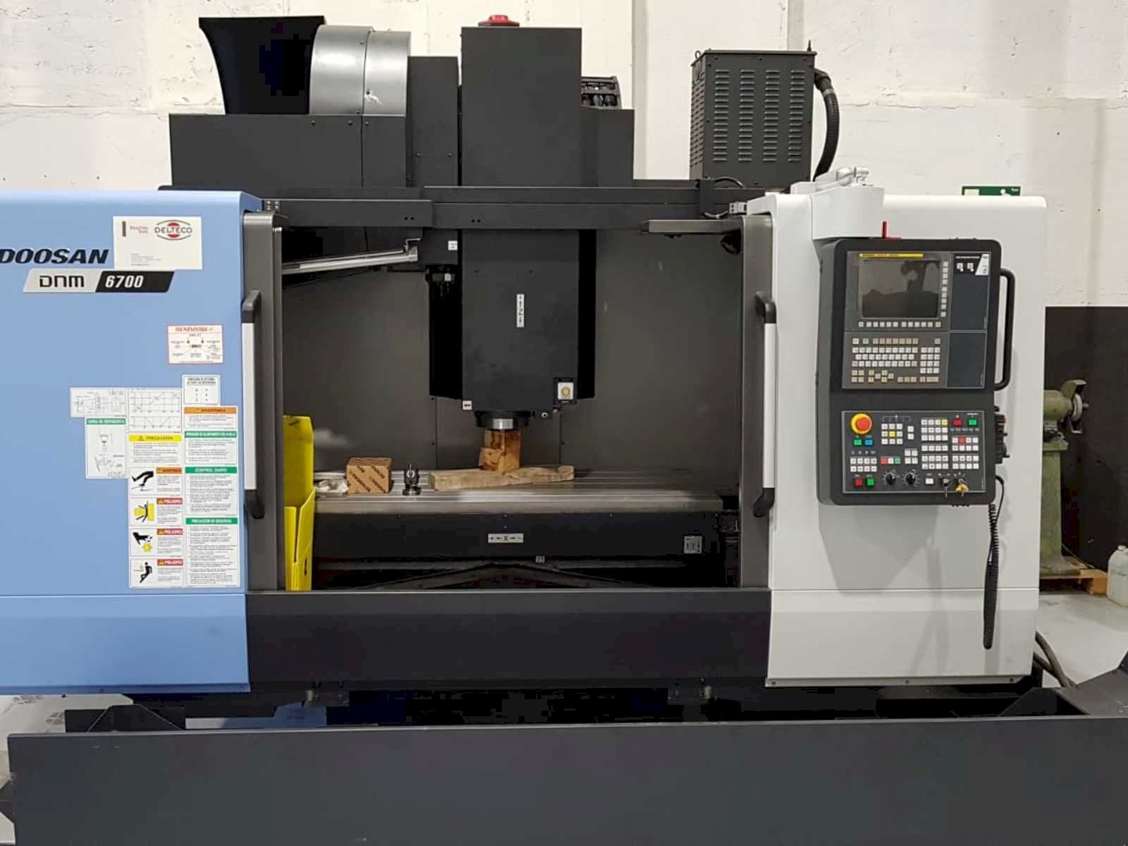 A Doosan DNM 6700  gép elölnézete