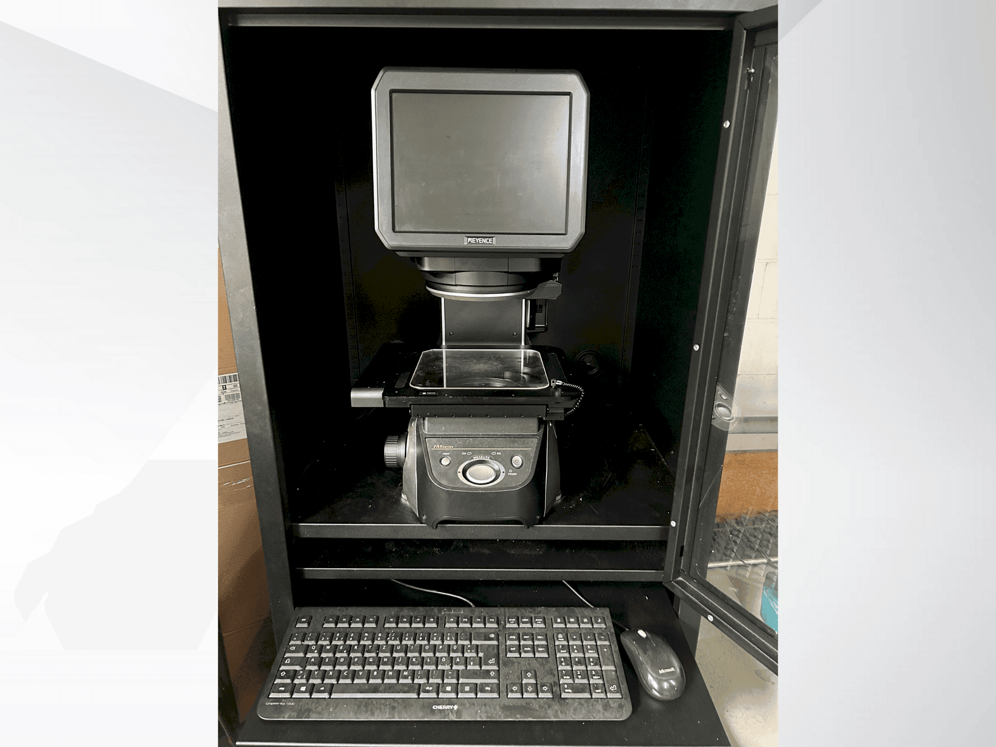 A KEYENCE IM 7020  gép elölnézete