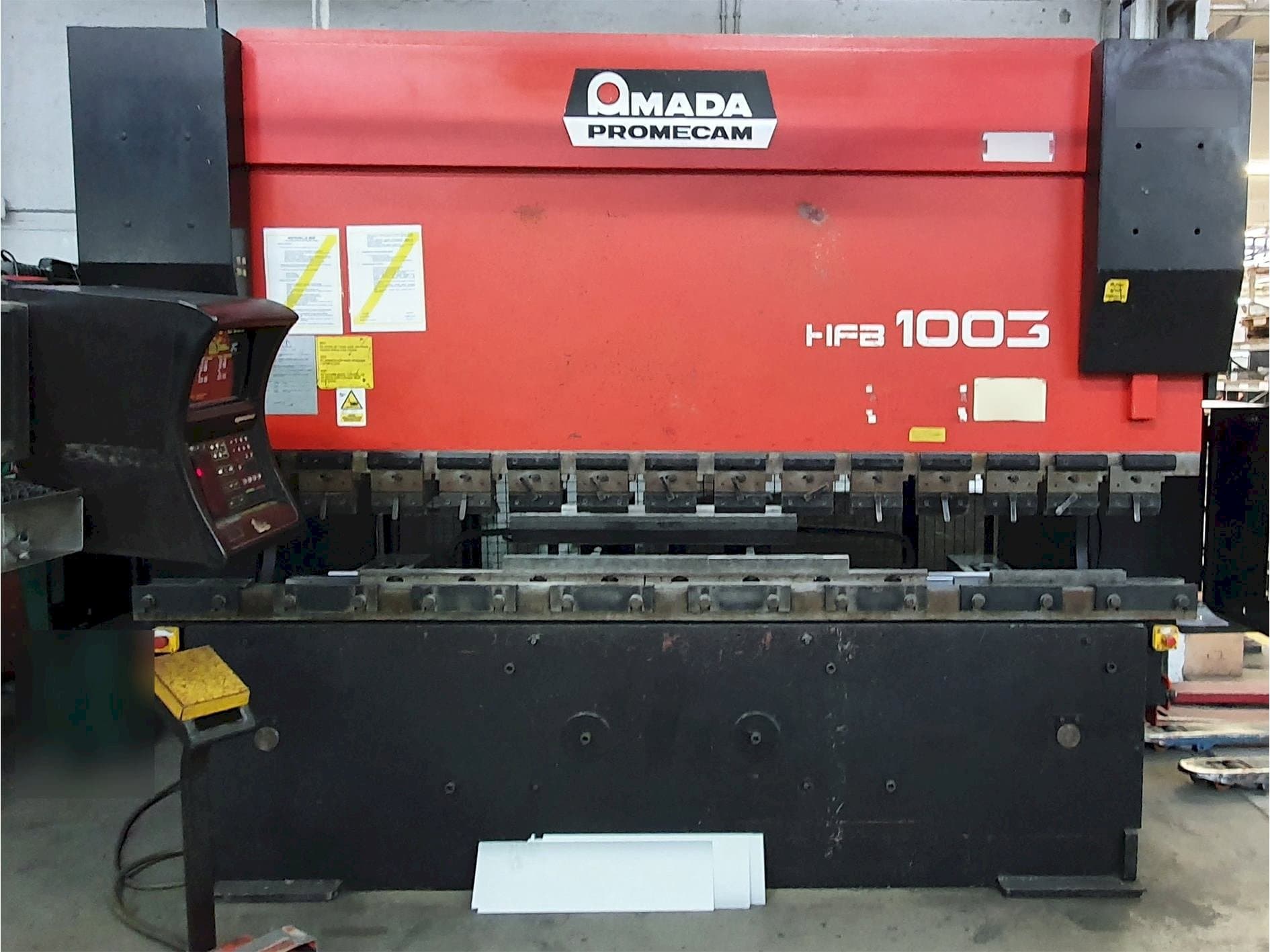 A AMADA HFB 100.3  gép elölnézete