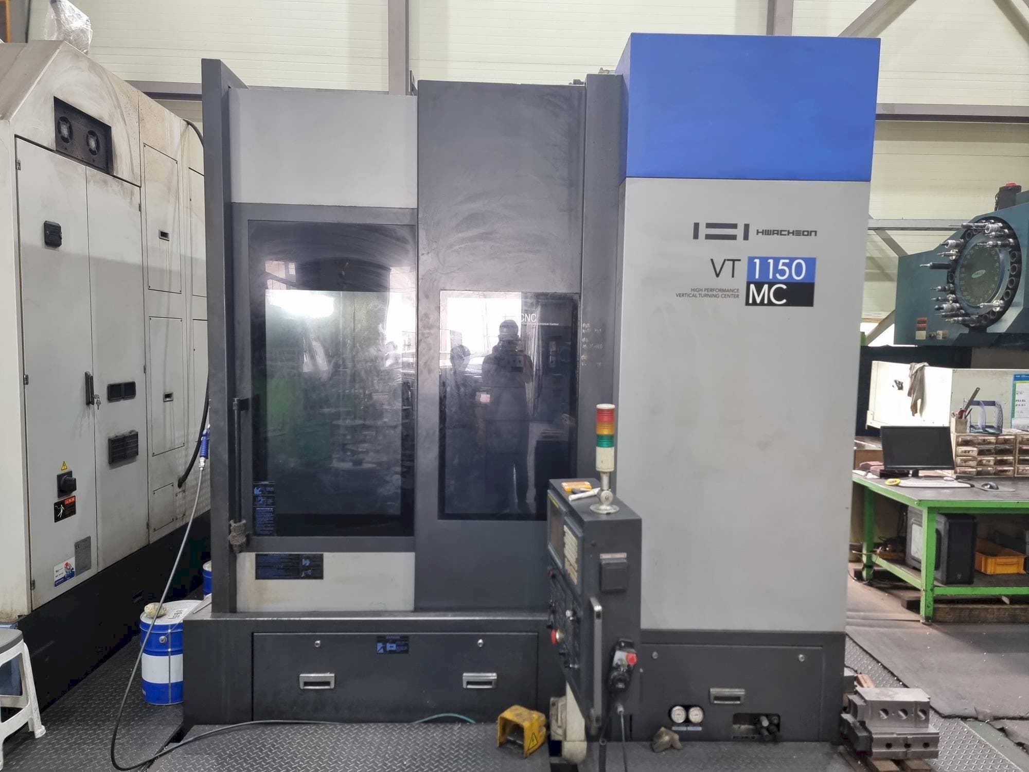 A HWACHEON VT1150MC  gép elölnézete