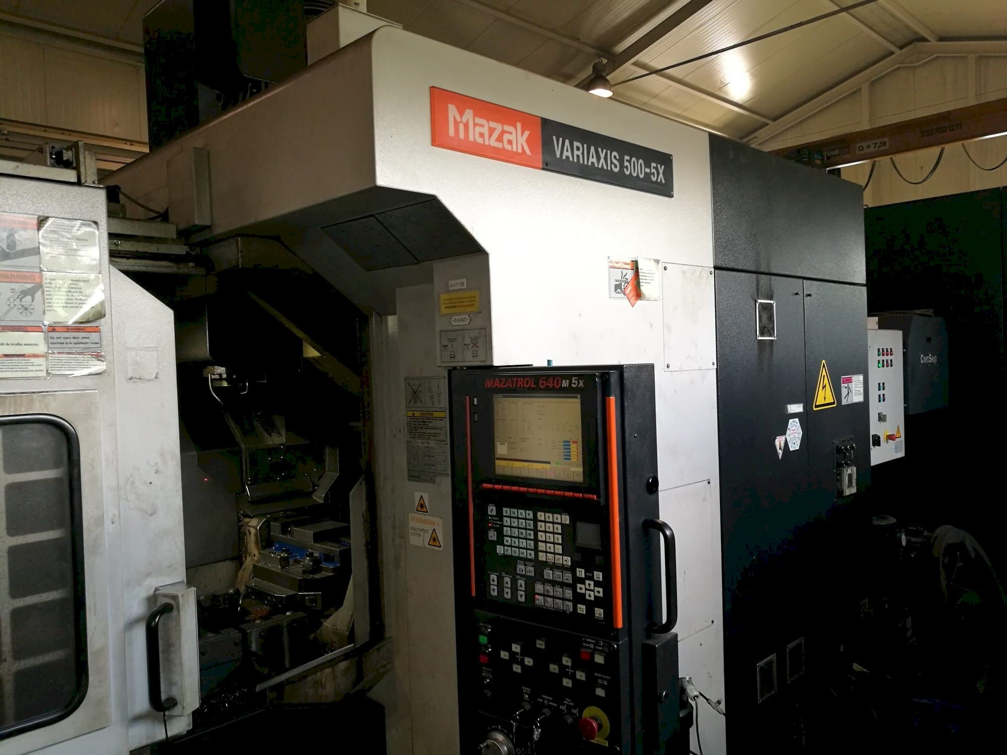 A Mazak VARIAXIS 500-5X  gép elölnézete
