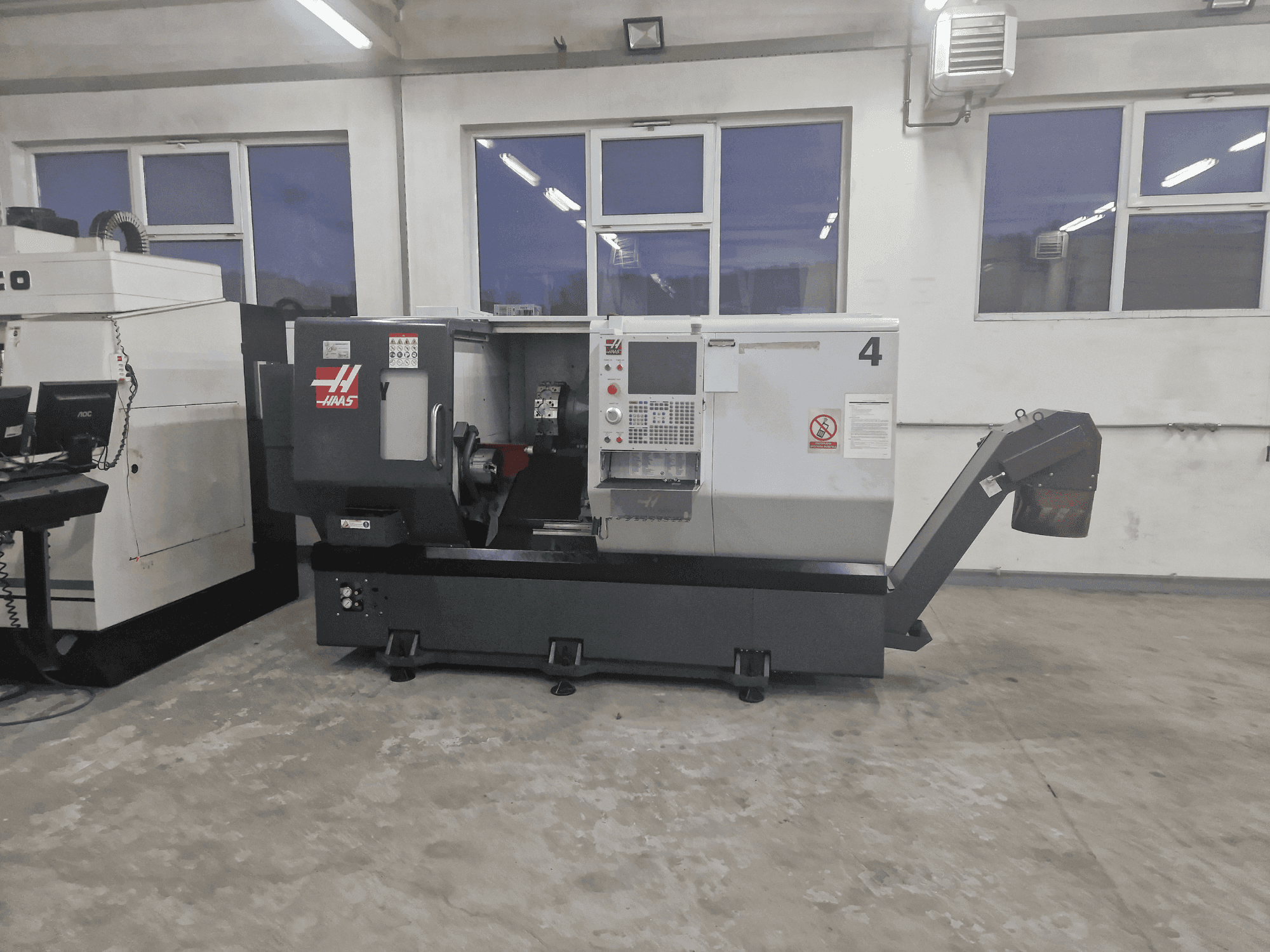 A HAAS ST-30Y  gép elölnézete