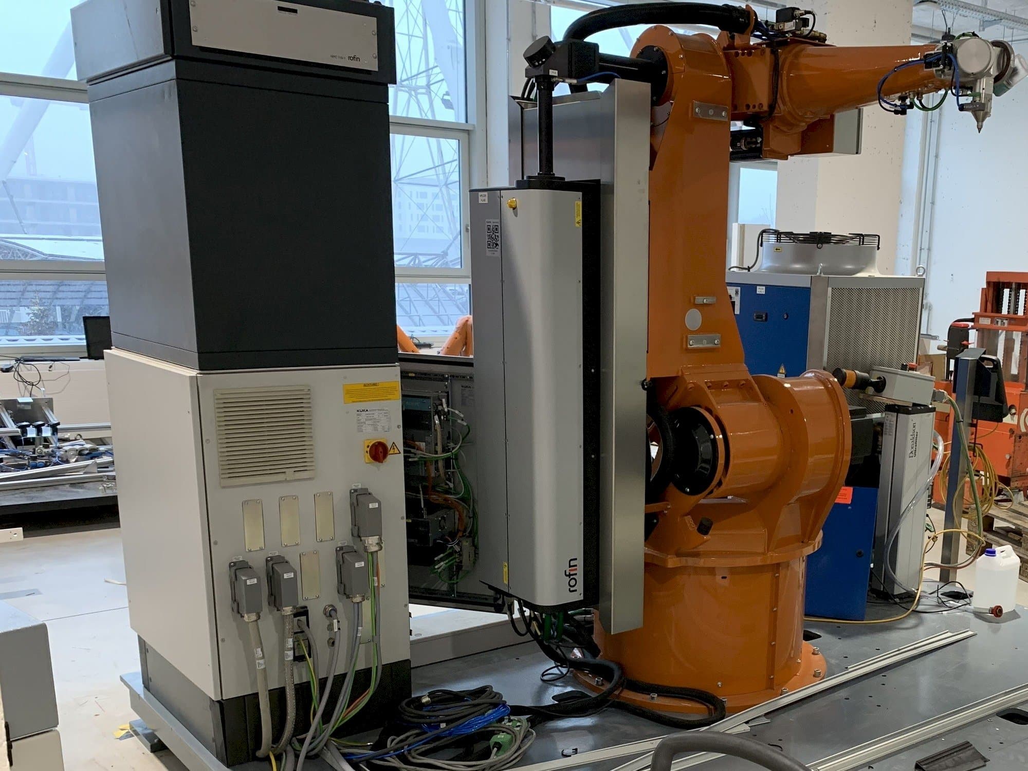 A Reis Robotics Laserroboter RV6L  gép elölnézete