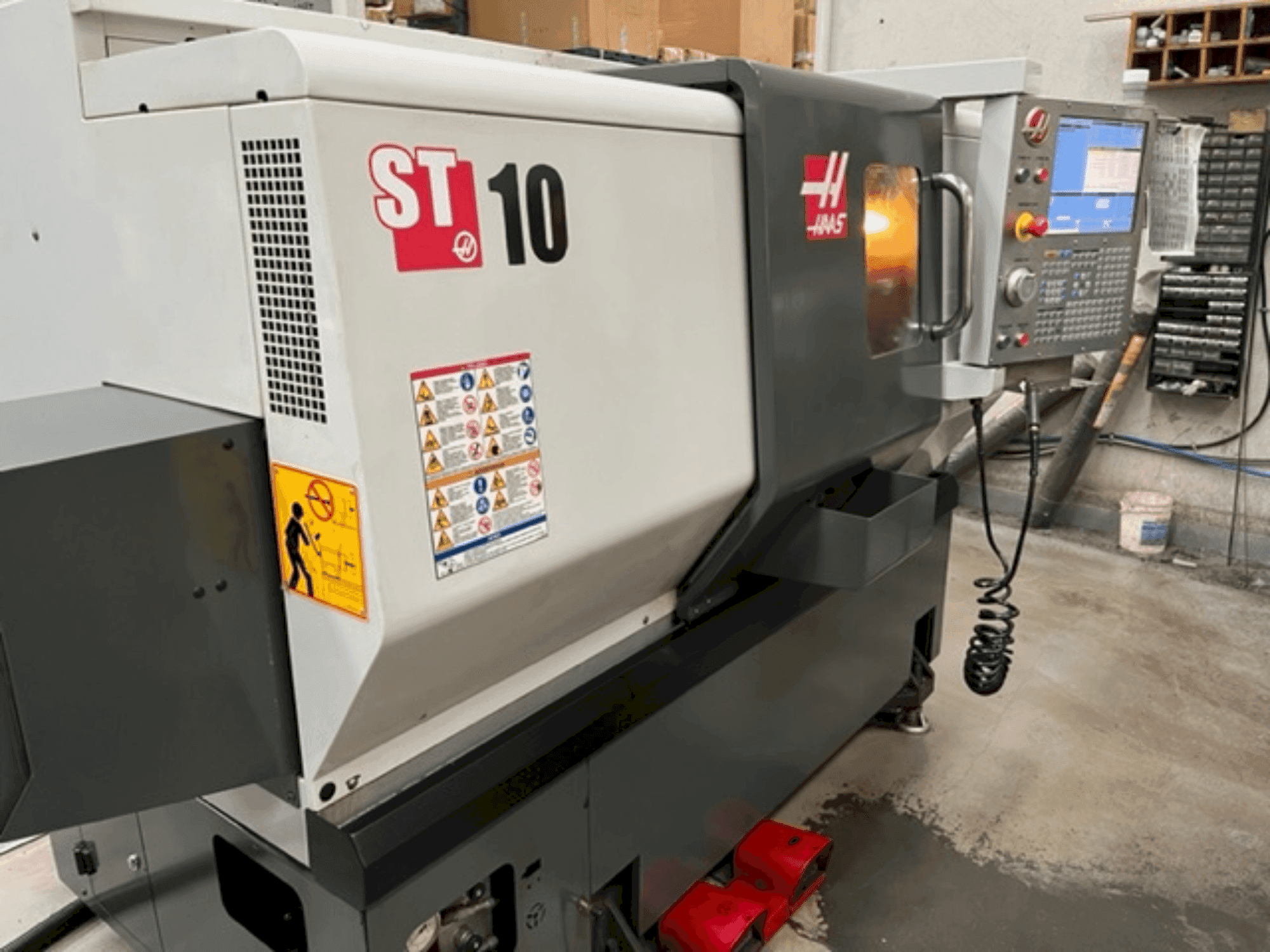 A HAAS ST 10  gép elölnézete