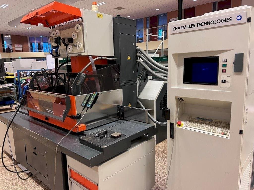 A CHARMILLES Robofil FI6020 CSL2  gép elölnézete