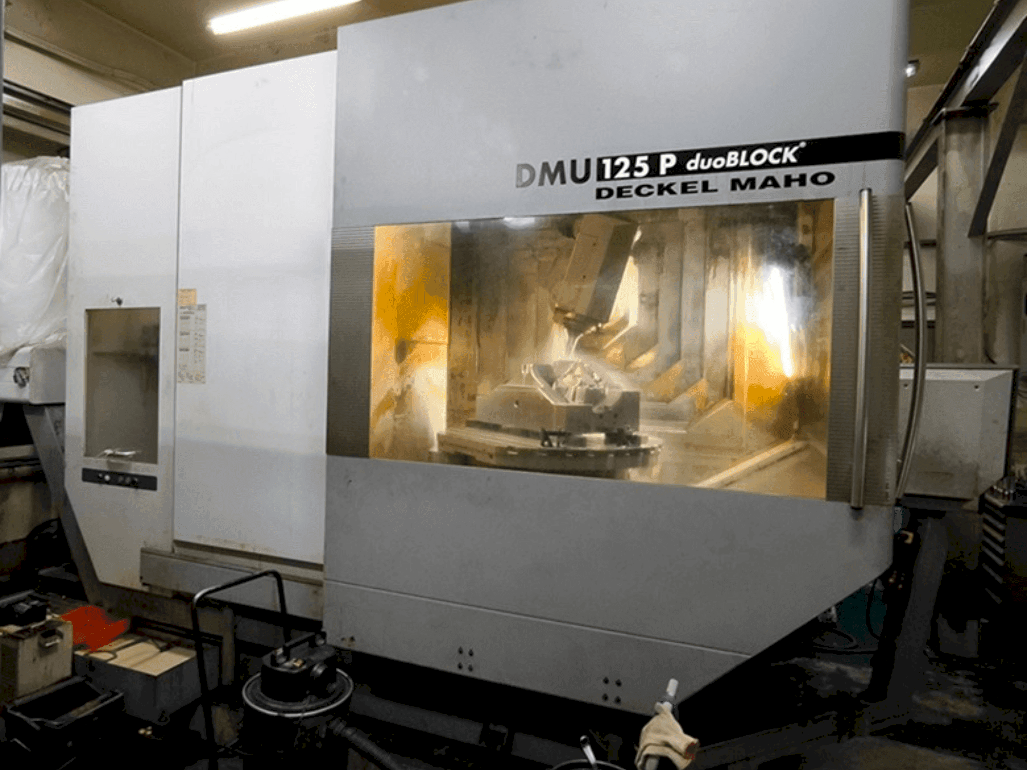 A DECKEL MAHO DMU 125 P duoBLOCK  gép elölnézete
