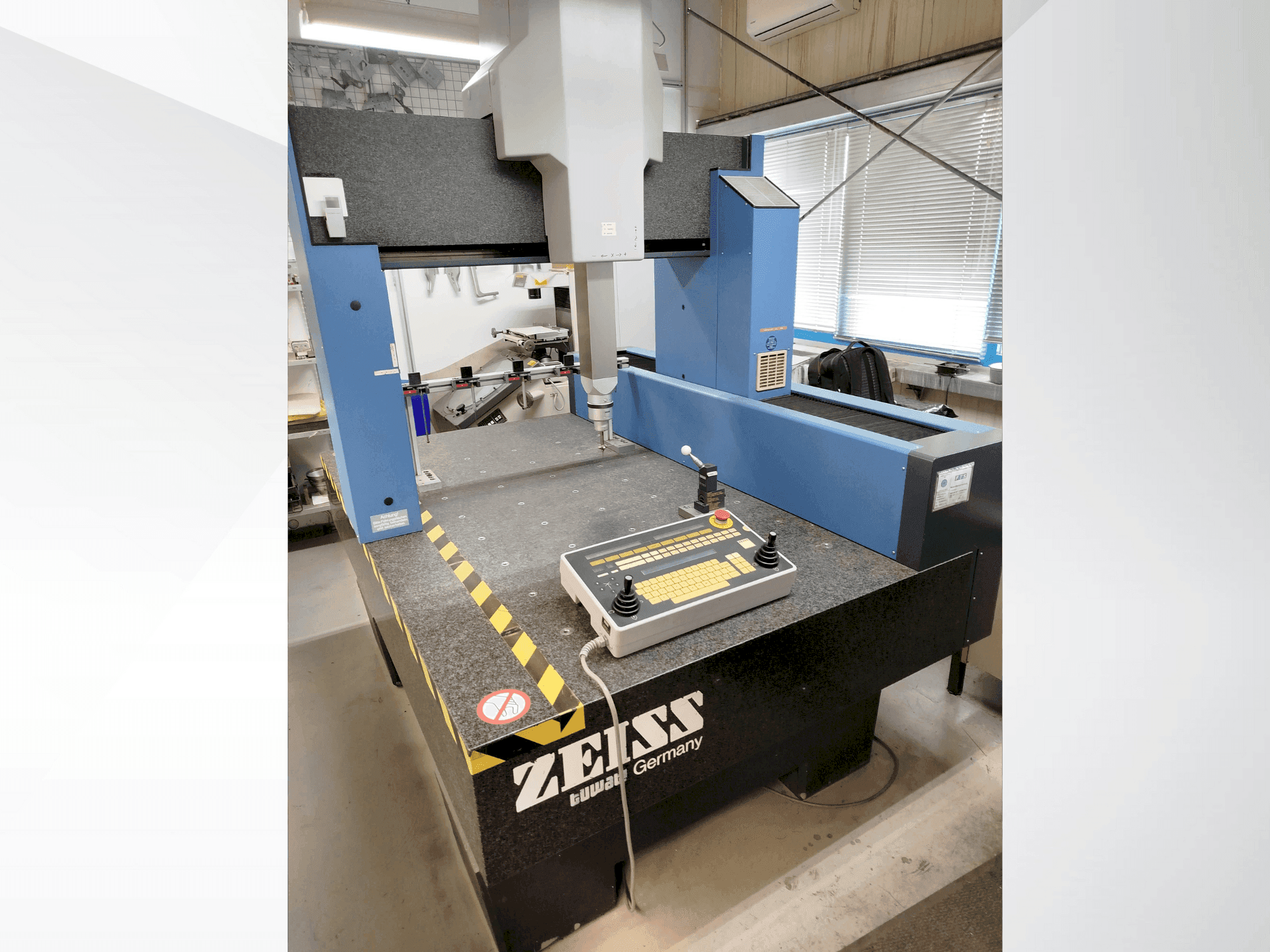 A ZEISS Contura G2  gép elölnézete