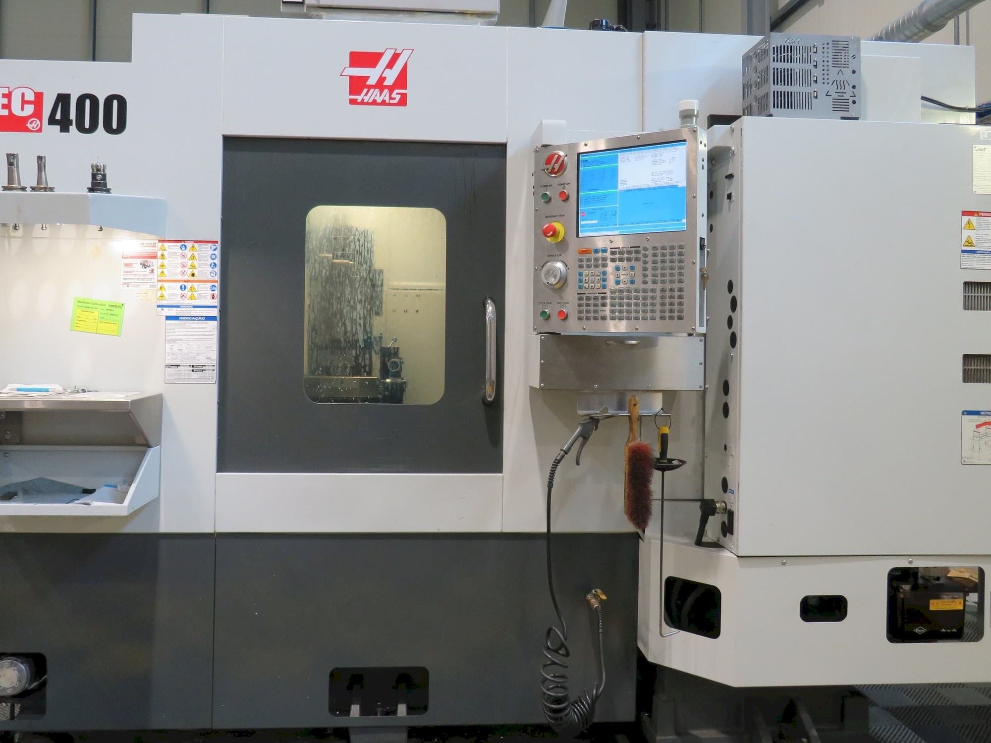A HAAS EC-400  gép elölnézete