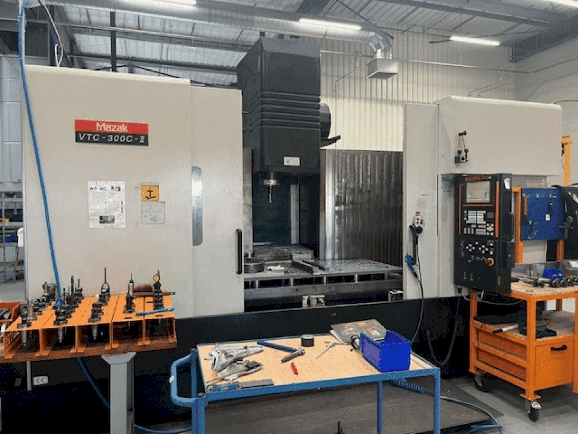 A Mazak VTC-300C-II  gép elölnézete