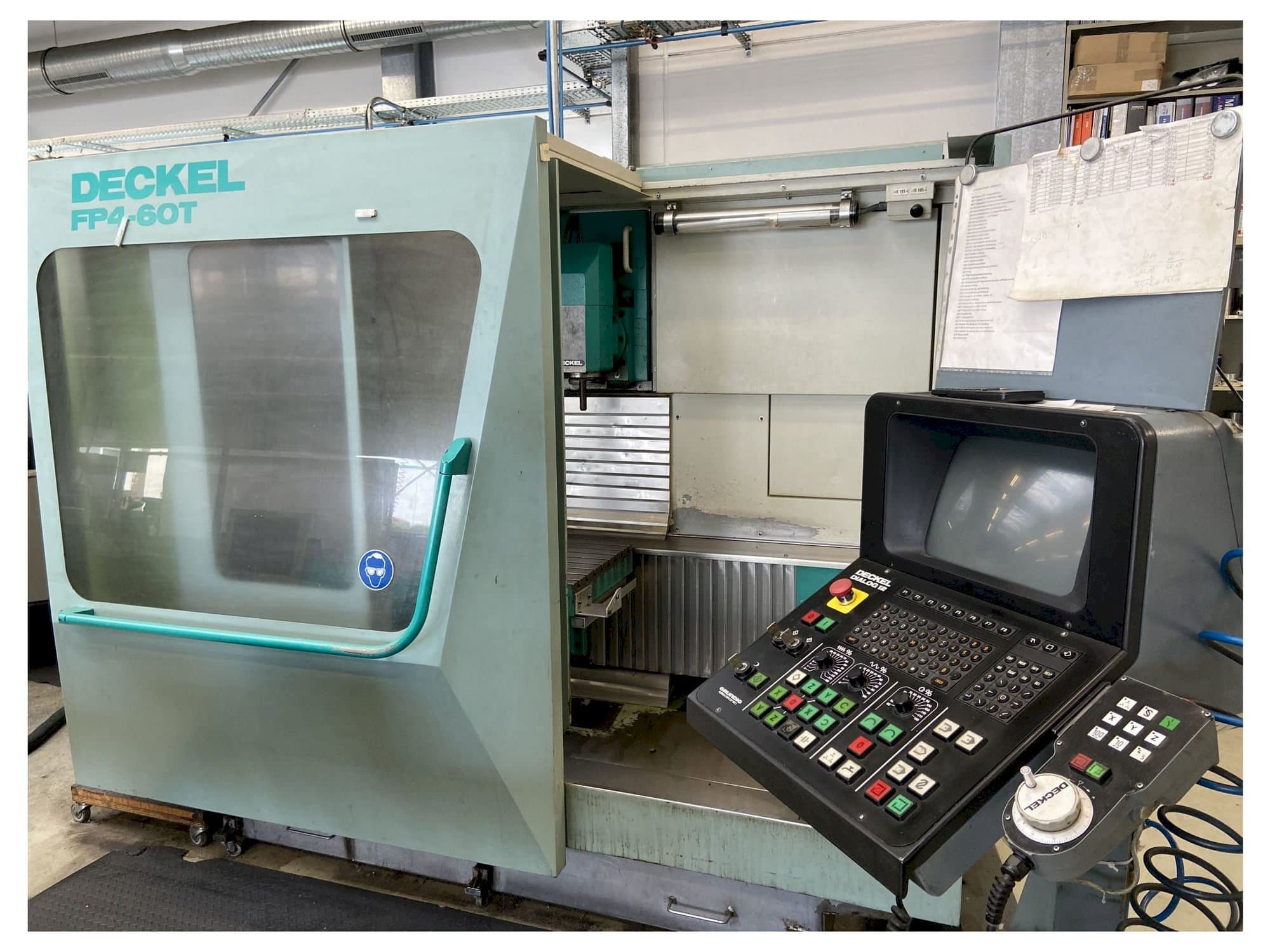 A DECKEL FP4 60 gép elölnézete
