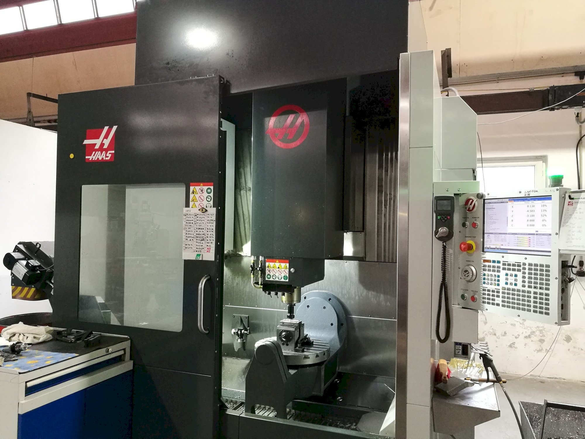 A HAAS UMC - 750  gép oldalnézete